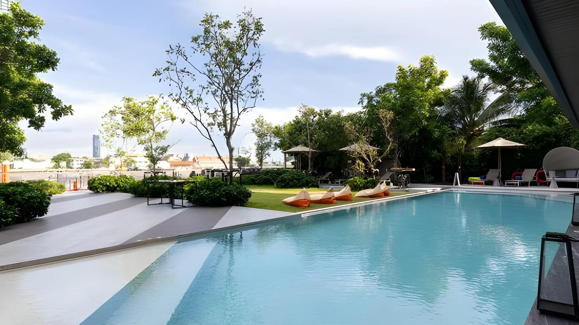 방콕 텐 식스 헌드레드 차오프라야, 방콕 바이 프리퍼런스, 매니지드 바이 디 애스콧 리미티드 5성급 호텔 레스토랑