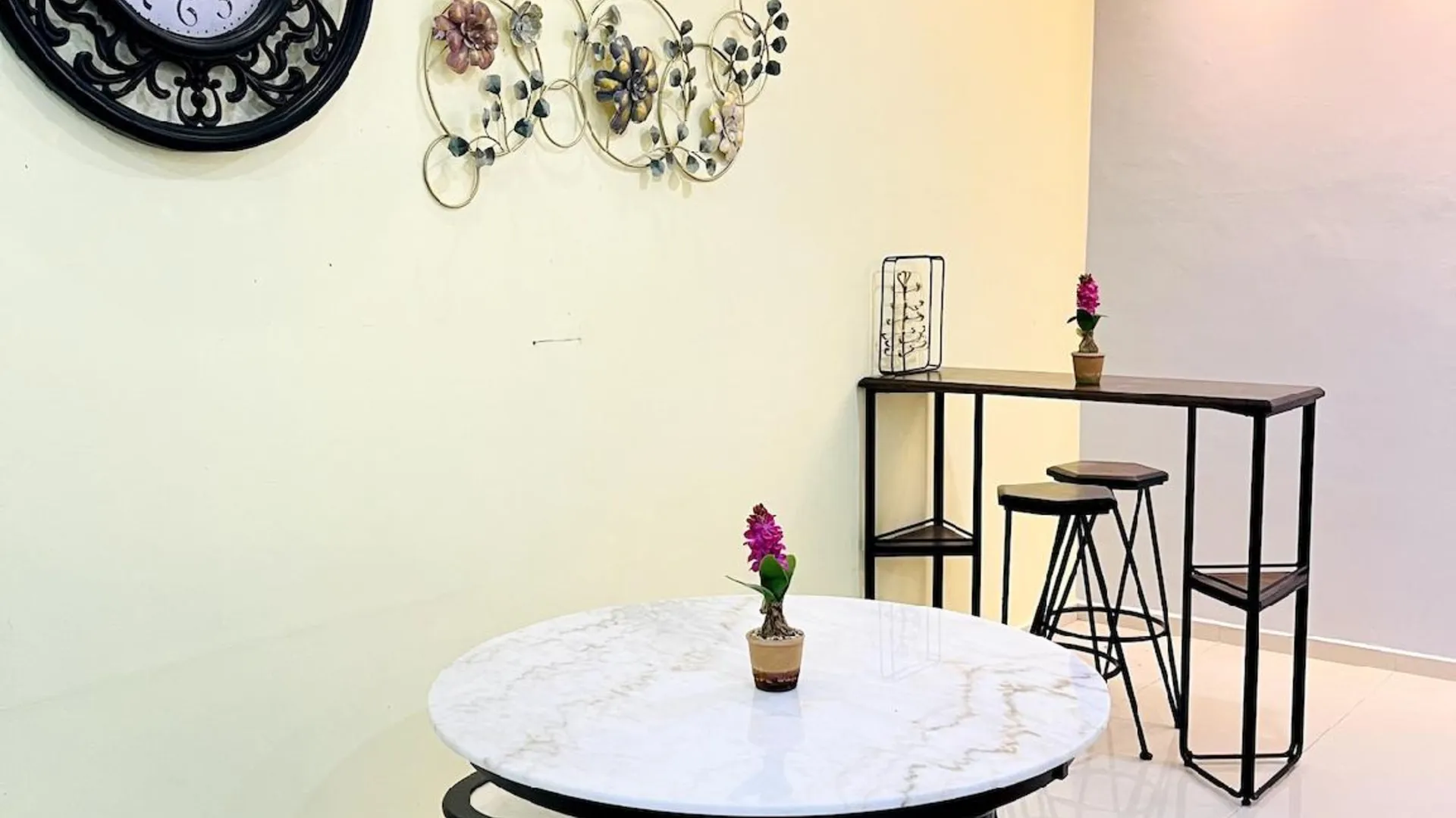 쿠안탄 One King & 1 Queen for 4pax | Private Bathroom 2성급 싱글룸 외관