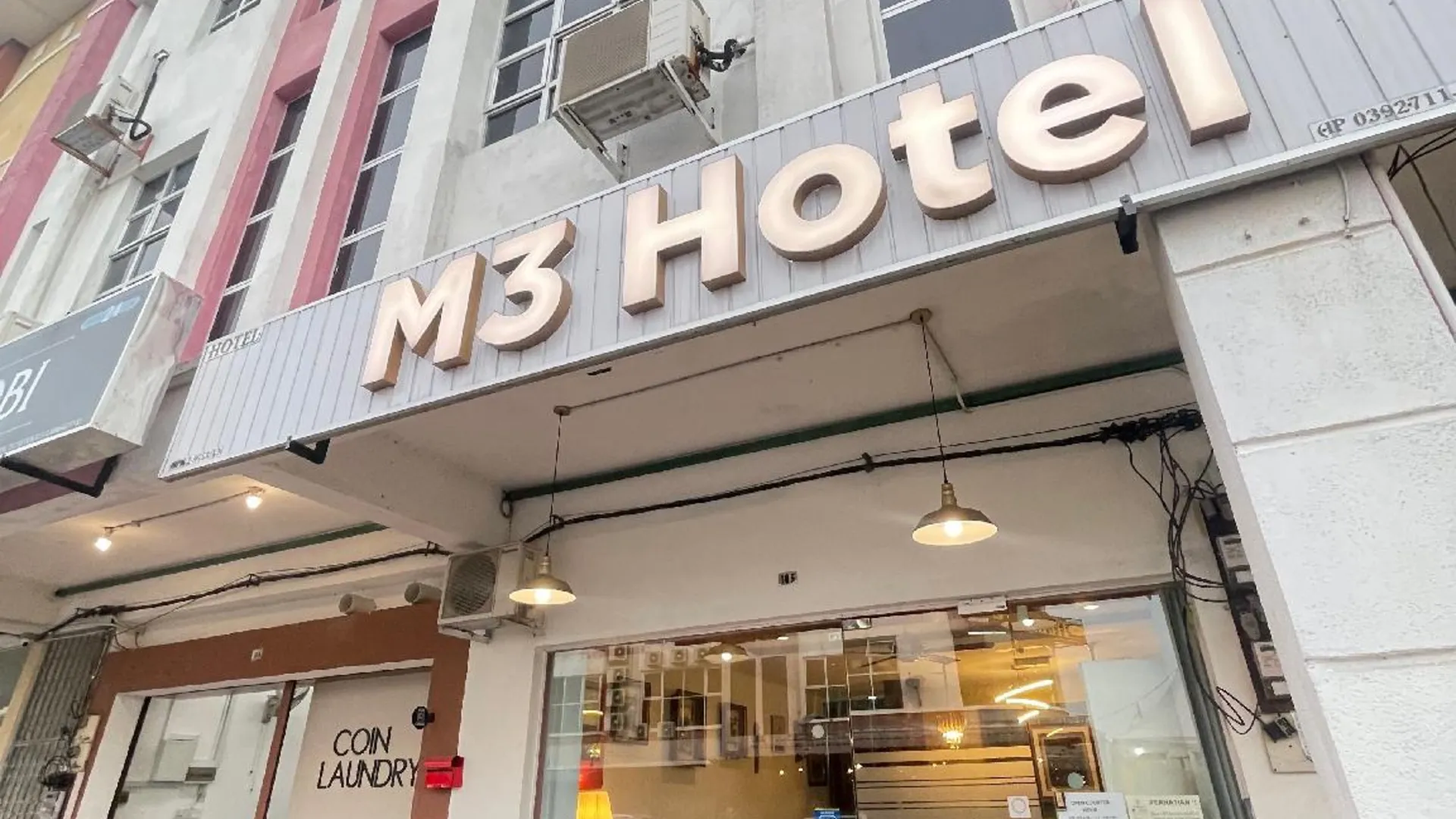 세리 만중 M Three Hotel by SECOMS 3성급 호텔 로비