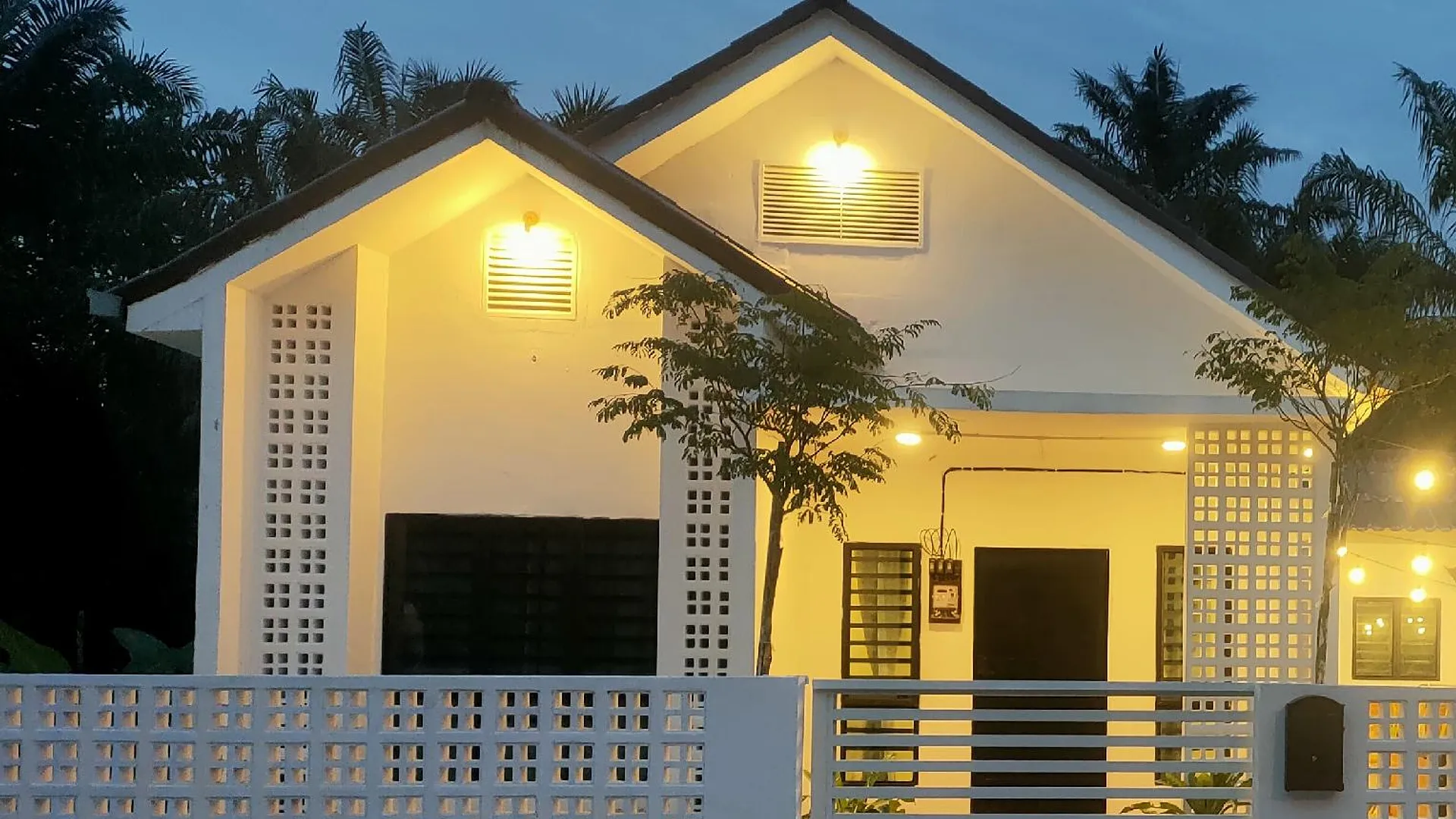 부킷 감비르 무아르 시티 센터의 프라이빗 하우스 (68m², 침실 3개, 프라이빗 욕실 2개) 4성급 게스트하우스 레스토랑