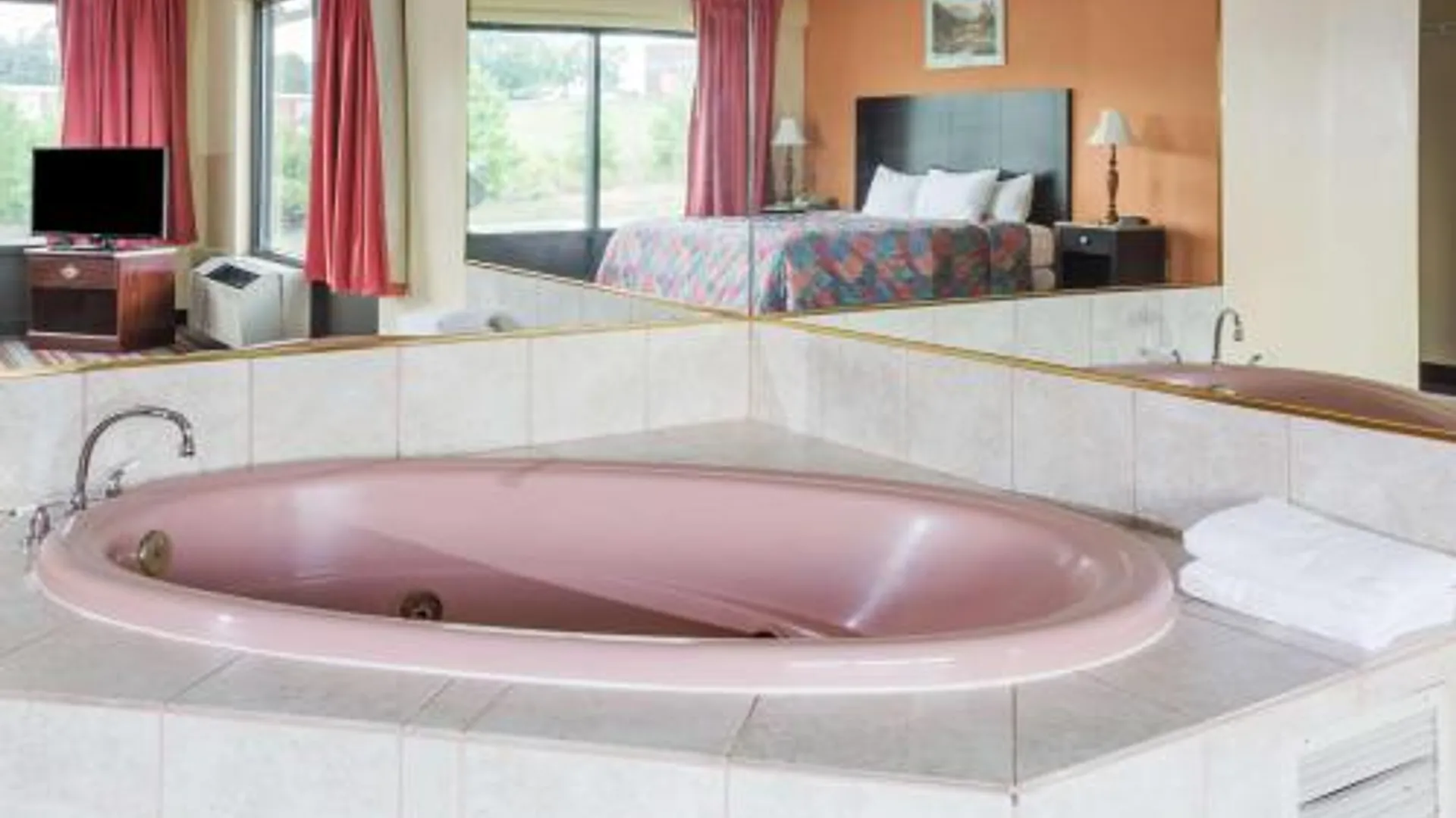 샌포드 (NC) 데이즈 인 바이 윈덤 샌포드 2성급 호텔 스위트룸