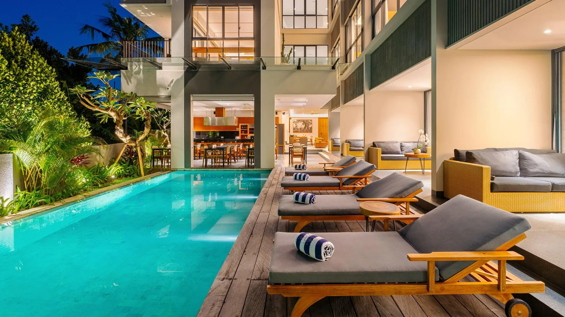 발리 더 라인 창구 4성급 호텔 로비