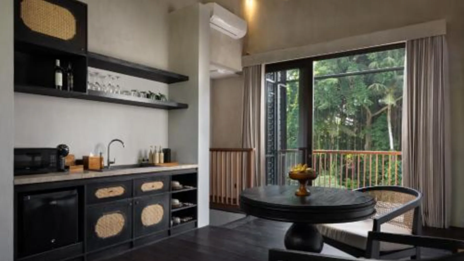 발리 아디와나 우나기 리버프론트 5성급 호텔 부대시설