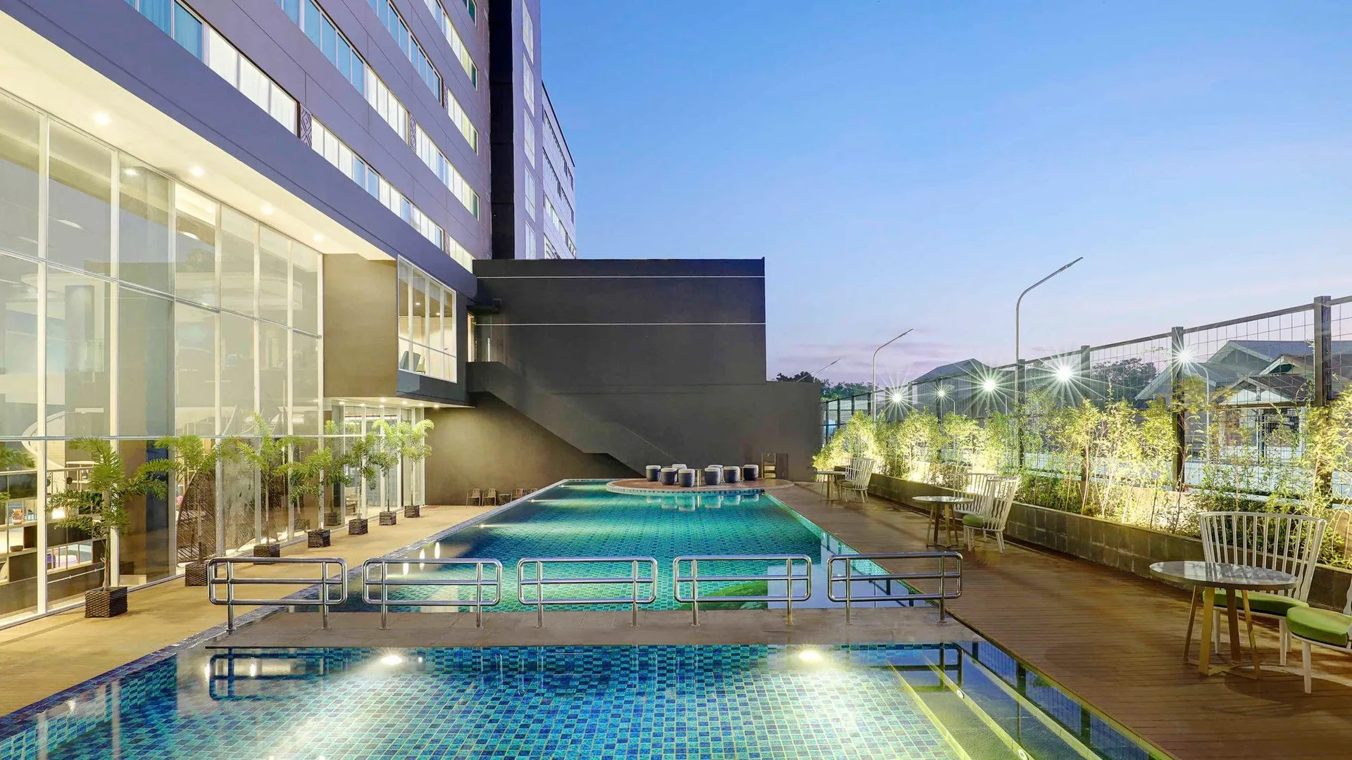 마카사르 머큐어 마카사르 넥사 페타라니 4성급 호텔 외관