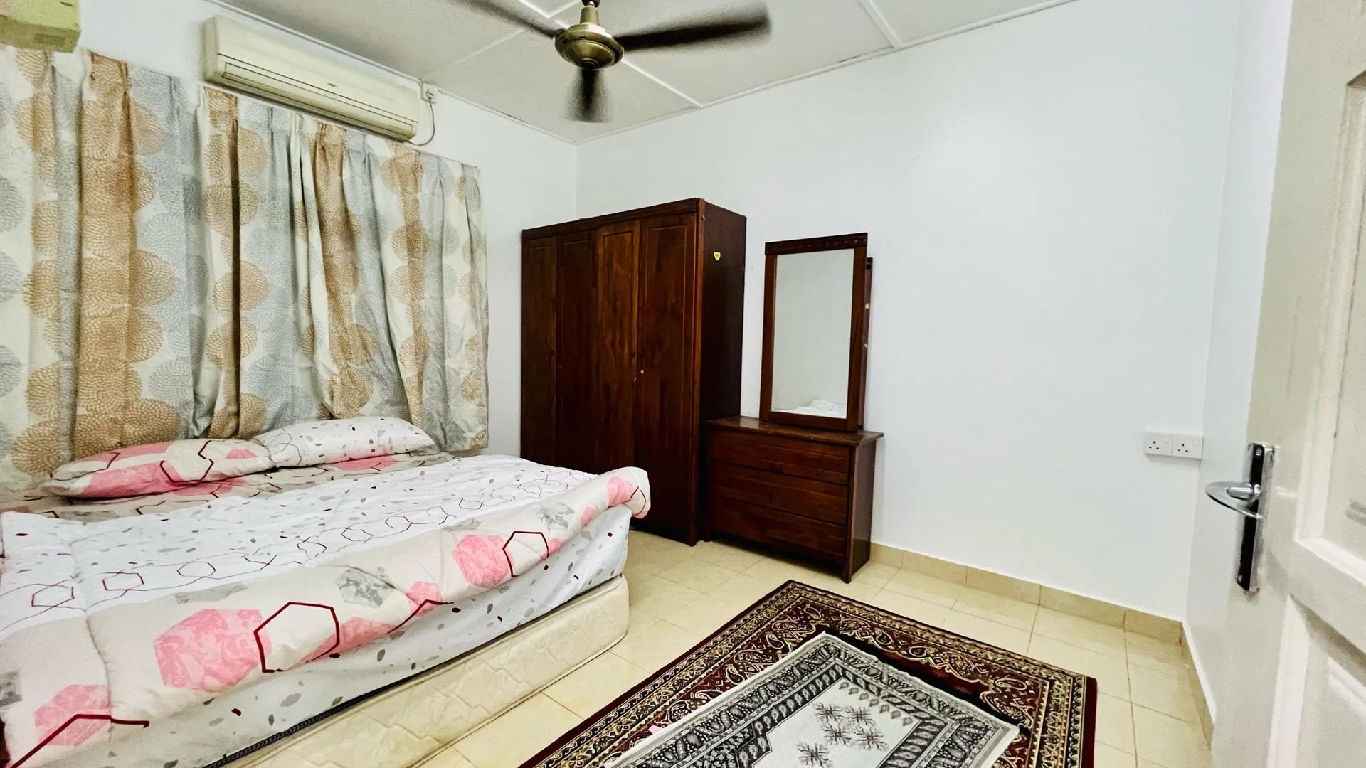 추카이 캄풍 부킷 쿠앙의 프라이빗 하우스 (90m², 침실 3개, 프라이빗 욕실 2개) 2성급 싱글룸 수영장