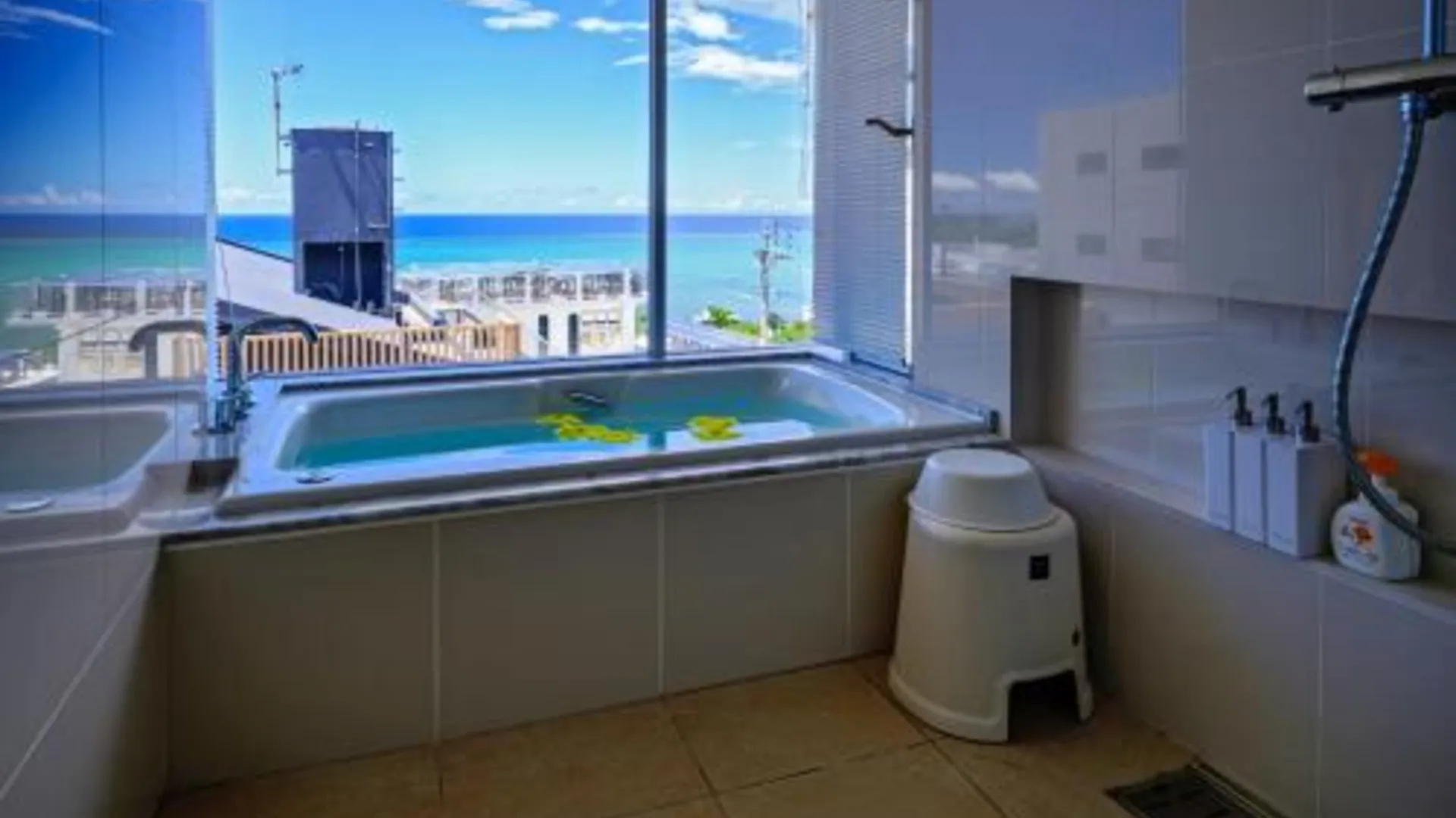 오키나와 본섬 onna resort nakadomari ビーチまで車で4分 最大12名OK 中庭付き貸切ヴィラでくつろぐ恩納村ステイ 4성급 게스트하우스 수영장