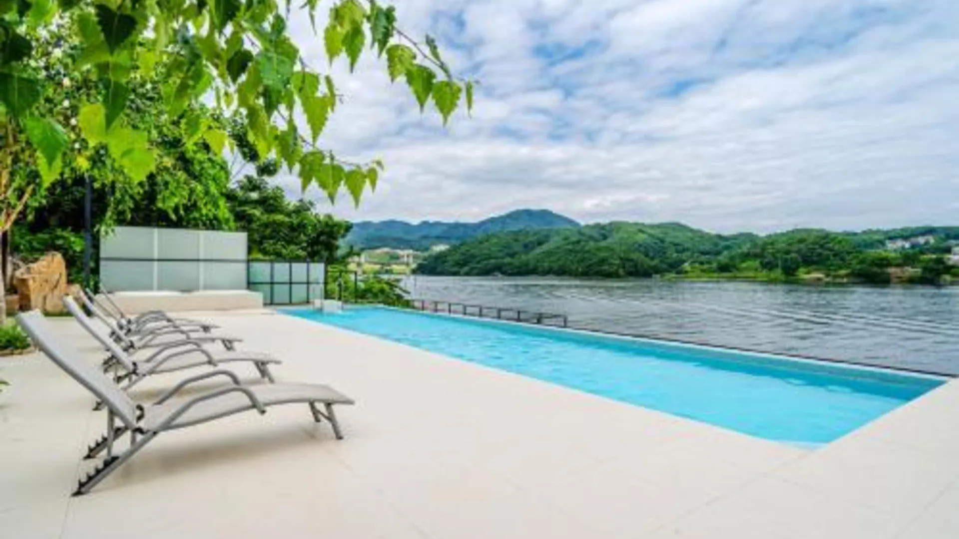 가평 가평 펜션 더 스퀘어 24 스파펜션 3성급 게스트하우스 로비