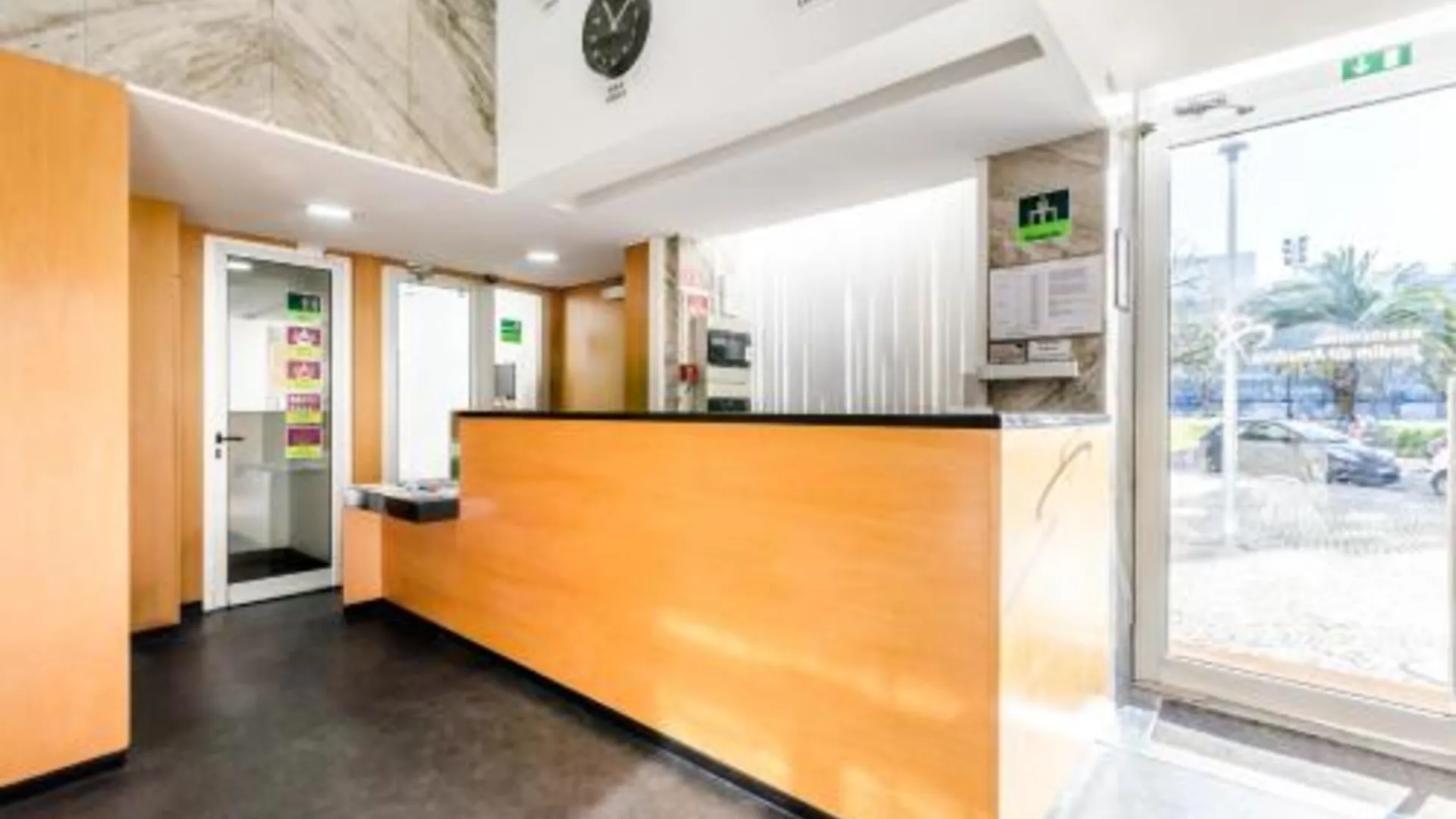 아마 도라 레지덴시알 자르징 다 아마도라 2성급 호텔 외관