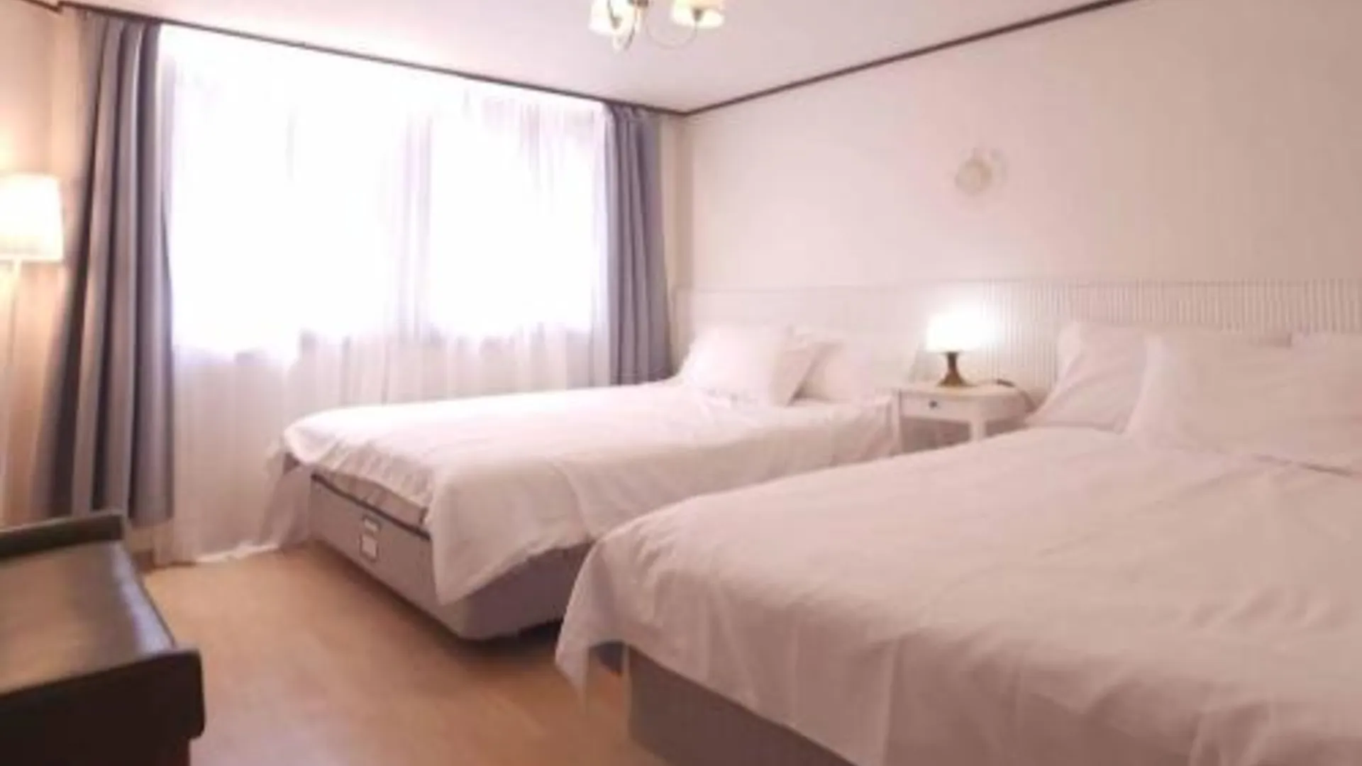 서울 K-5 넓은공간, 홍대 연트럴파크, 홍대역6번출구 7분 3성급 게스트하우스 스위트룸