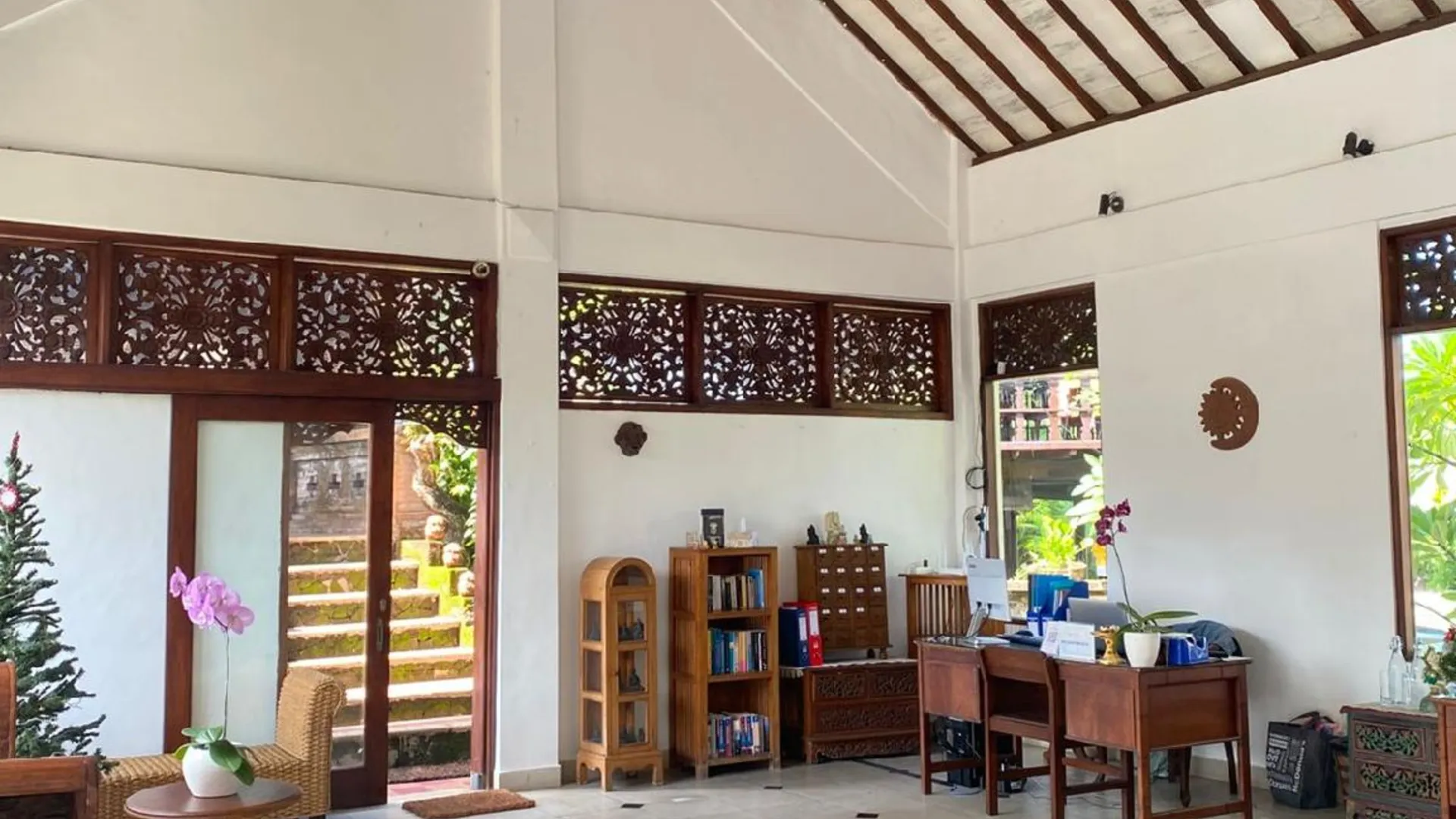 발리 더 센트럴 로비나 3성급 호텔 외관