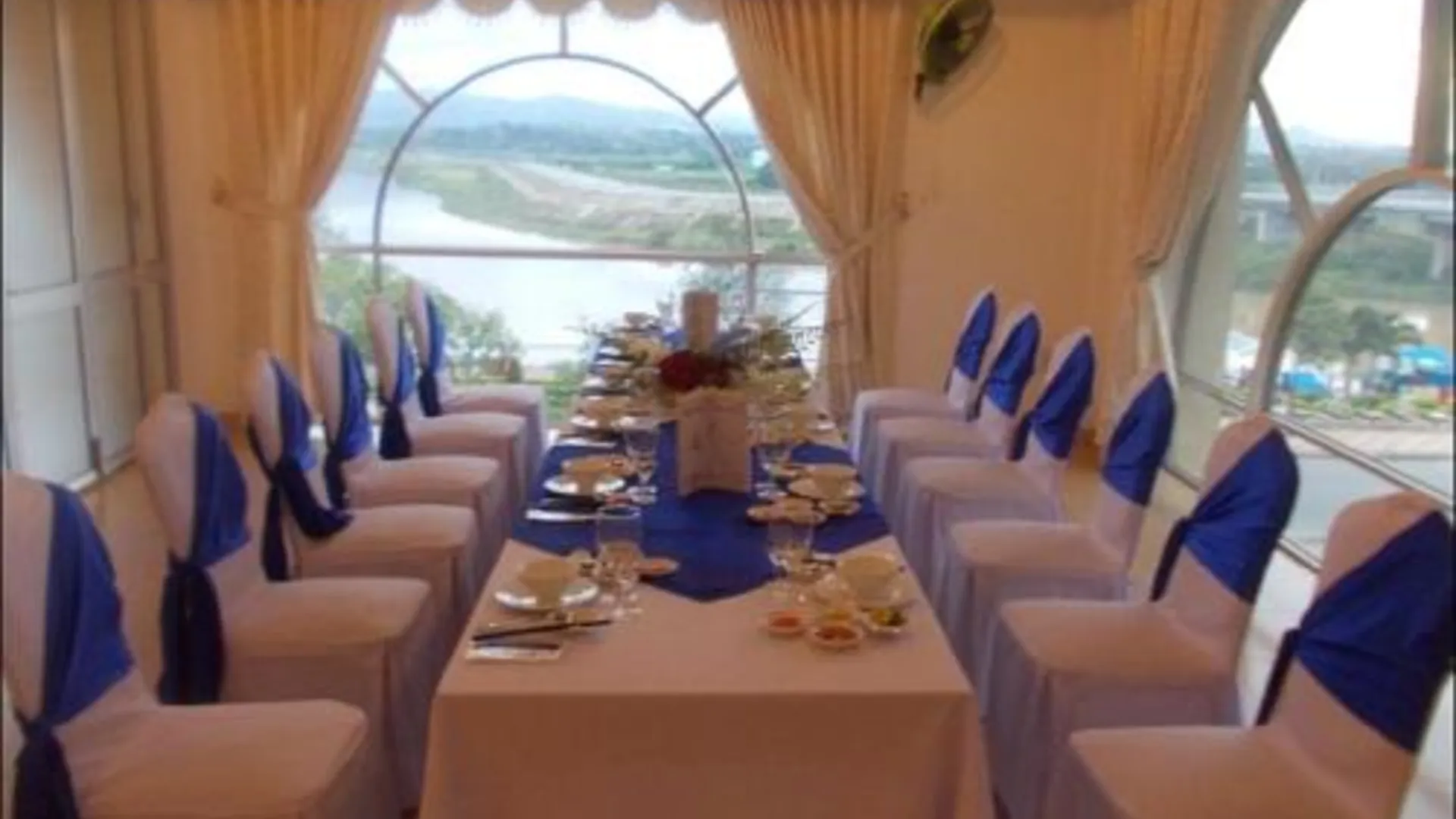 꼰뚬 인도차인 호텔 3성급 호텔 로비