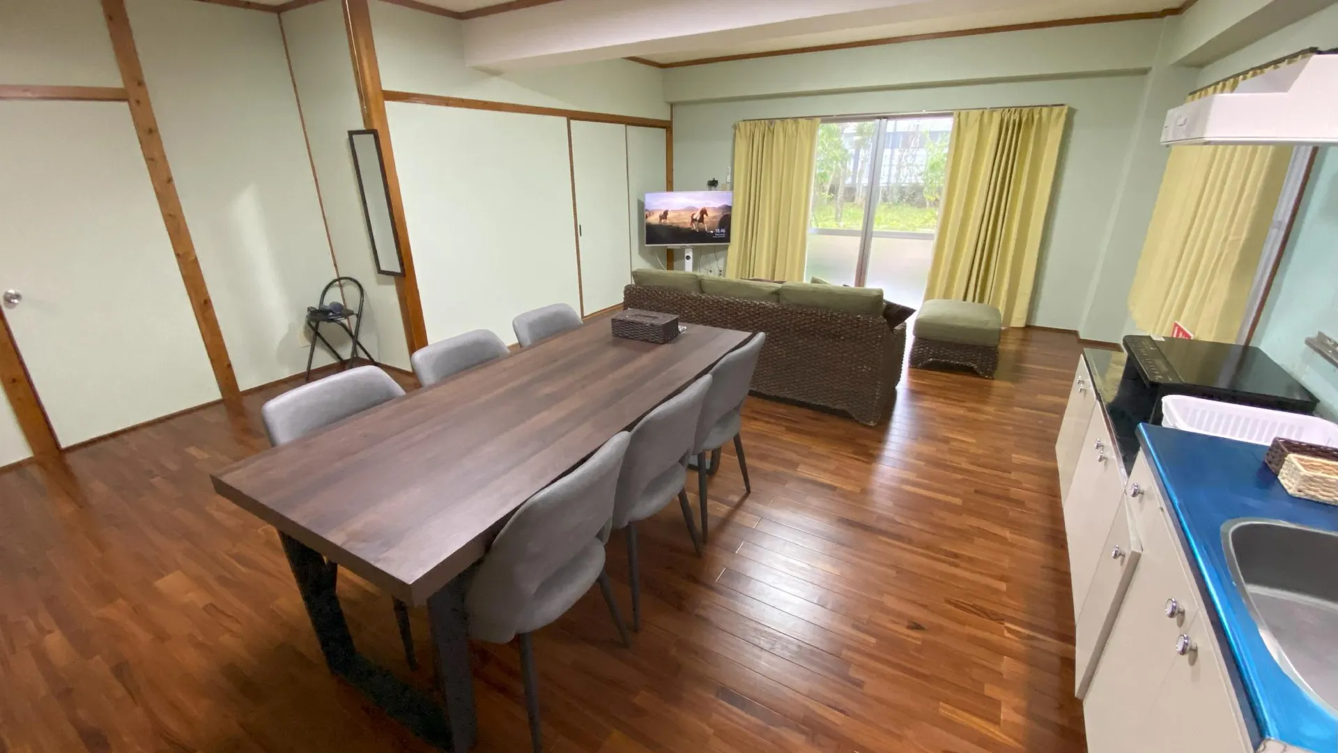 오키나와 본섬 FTH SKY with Large Garden 5 Minutes Walk to Beach 3성급 게스트하우스 로비