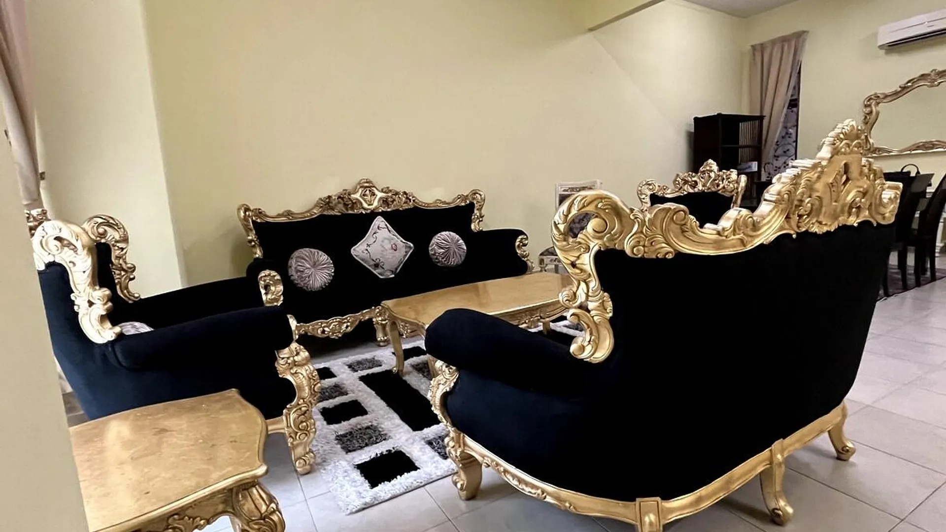 샤알람 부킷 젤루통의 프라이빗 하우스 (2700m², 침실 4개, 프라이빗 욕실 4개) 3성급 게스트하우스 로비