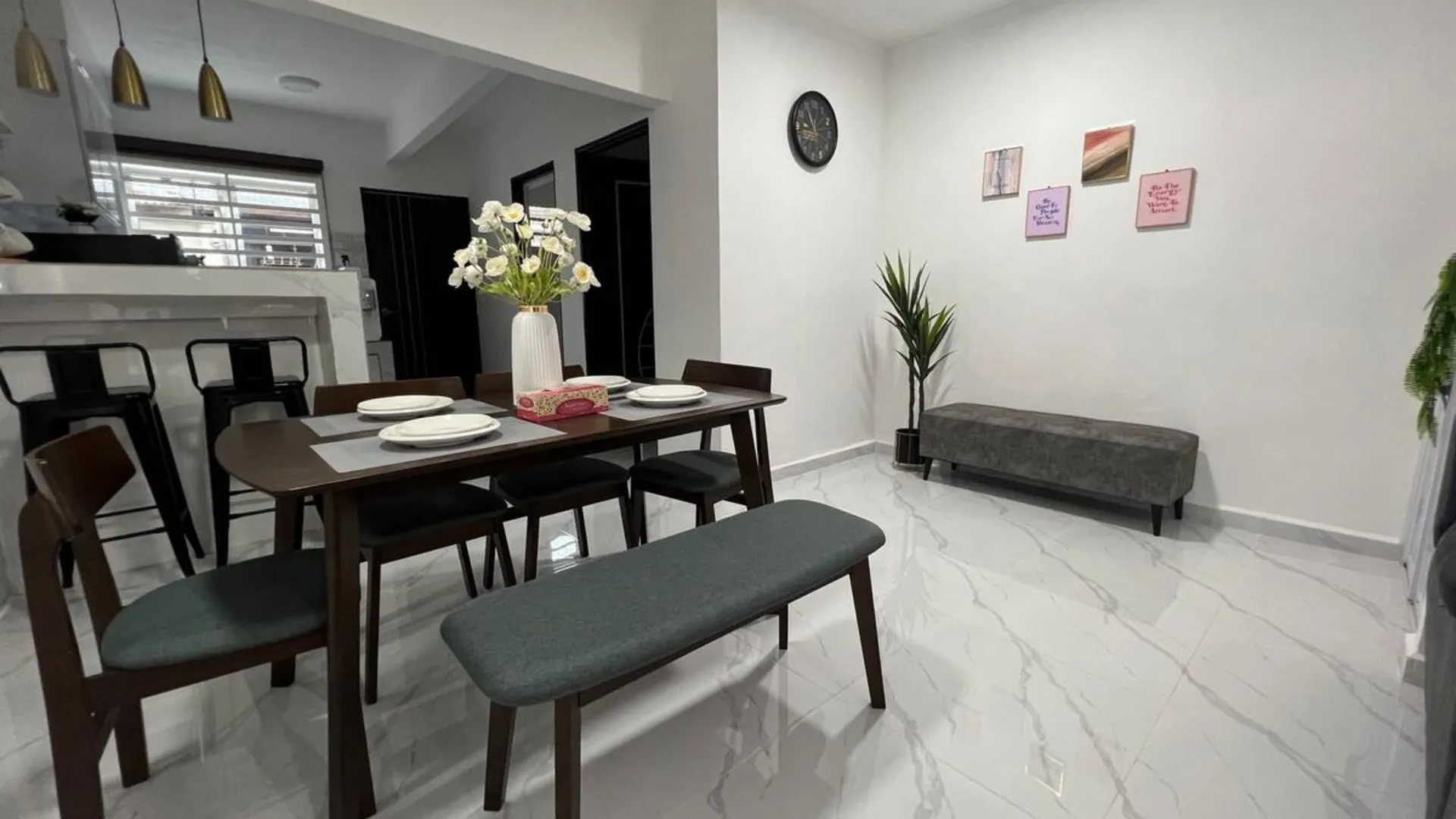 쿠안탄 반다르 인데라 마코타의 프라이빗 하우스 (100m², 침실 3개, 프라이빗 욕실 2개) 3성급 게스트하우스 외관