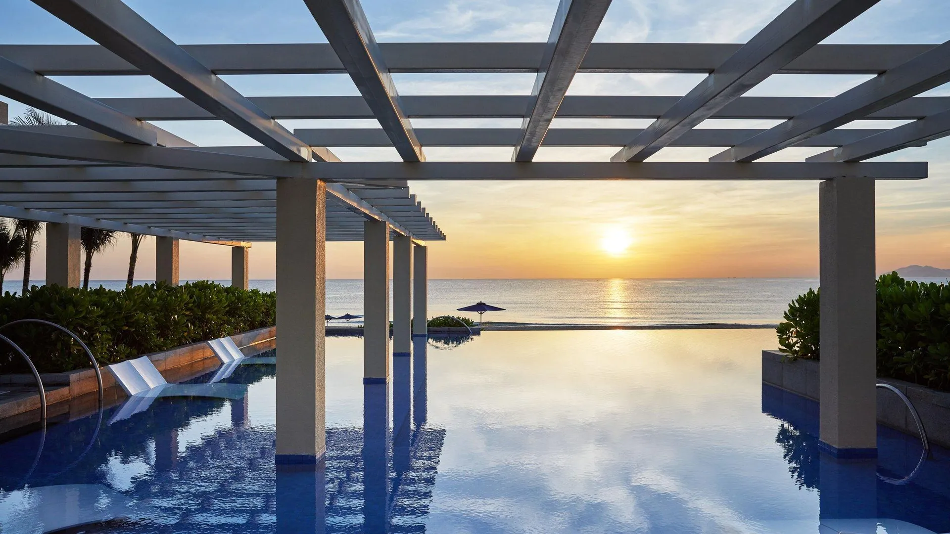 다낭 쉐라톤 그랜드 다낭 비치 리조트 앤 스파 5성급 호텔 수영장