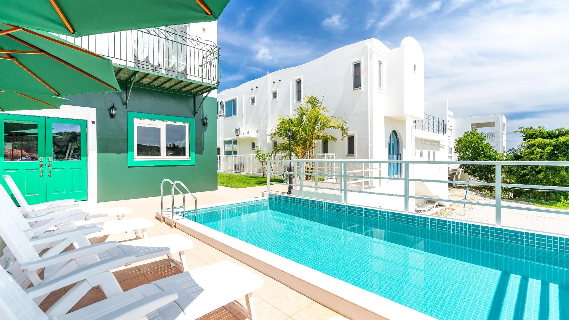 오키나와 본섬 아니베르사리오 비치프론트 풀 앤 BBQ 테라스 포함의 카시베쓰소 5성급 게스트하우스 전망