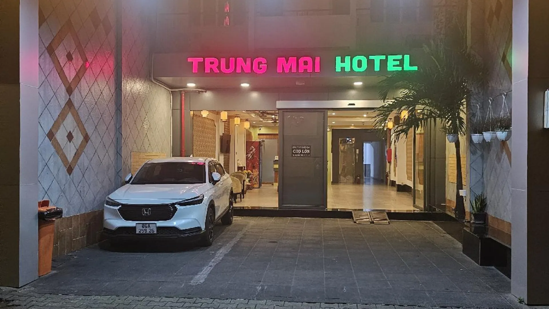 호치민 트룽 마이 호텔 1성급 호텔 외관