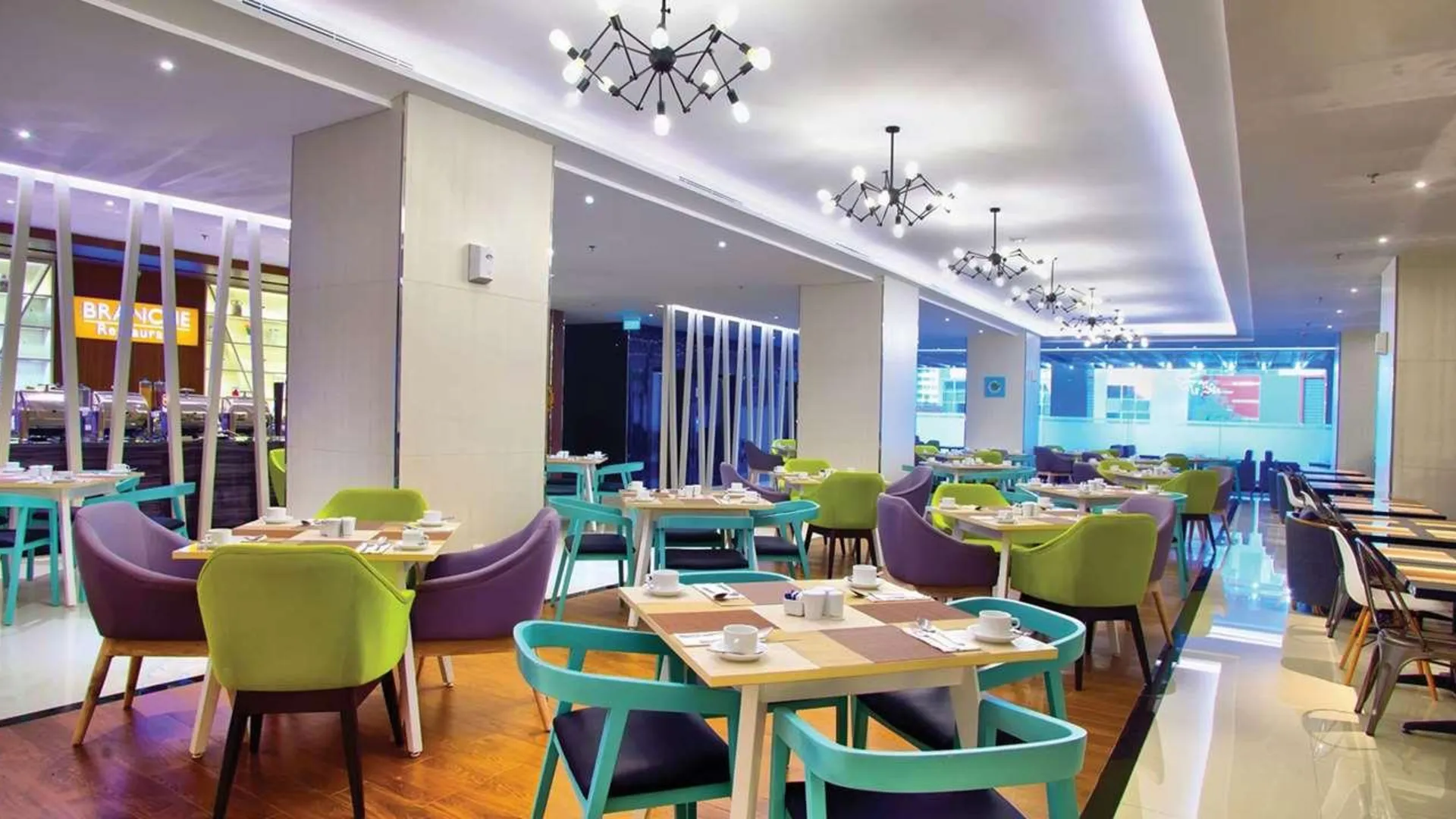 마카사르 골든 튤립 에센셜 마카사르 3성급 호텔 스위트룸