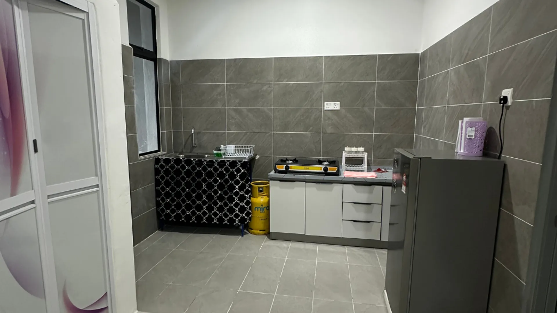 쿠알라테렝가누 세베랑 타키르 / 공항의 프라이빗 하우스 (m², 침실 4개, 프라이빗 욕실 4개) 1성급 싱글룸 레스토랑