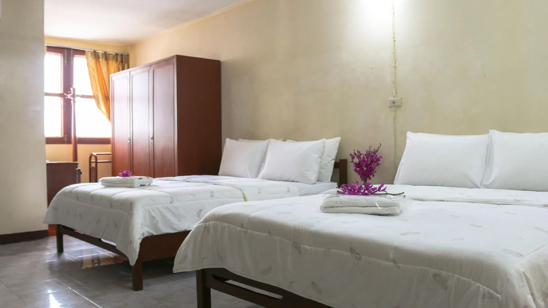 방콕 나콘핑 호텔 2성급 호텔 스위트룸