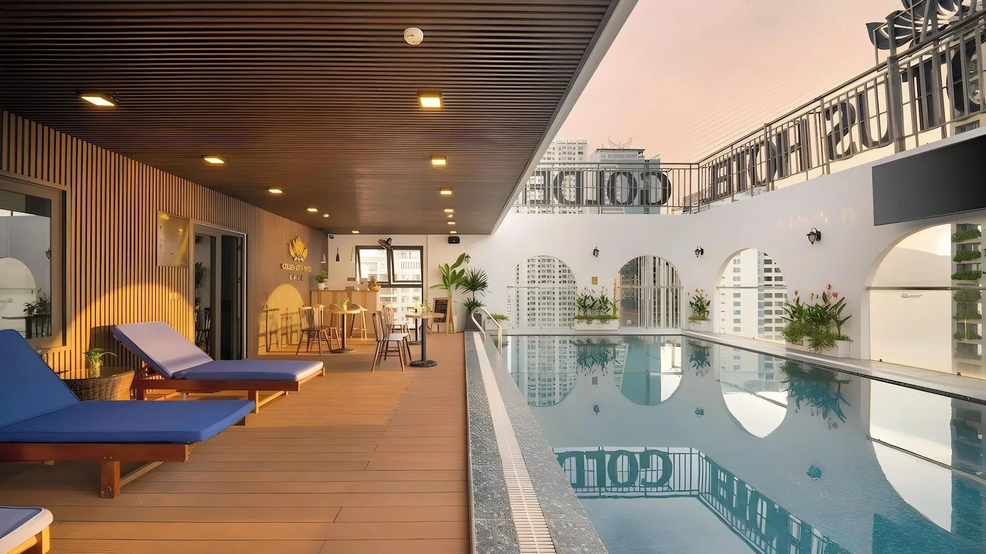 다낭 골든 로터스 호텔 다낭 - 루프탑 바 오션뷰 4성급 호텔 스위트룸