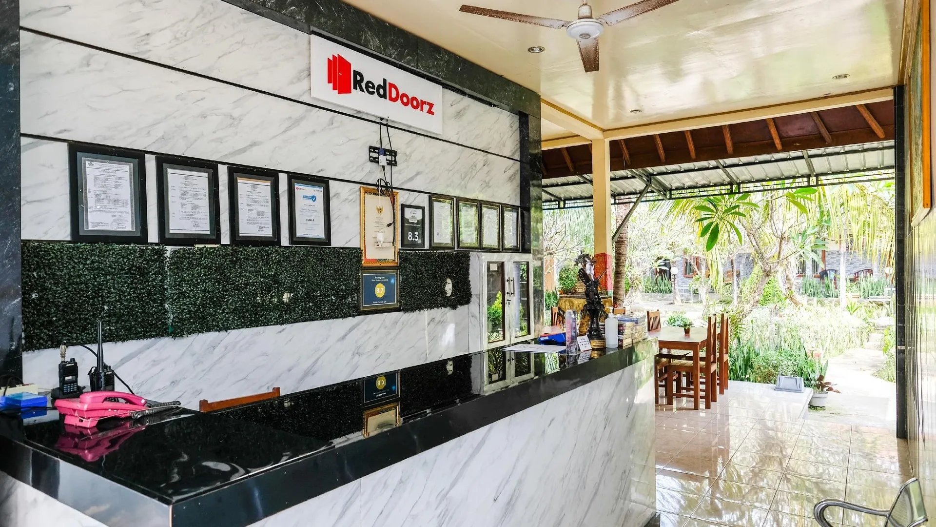 발리 레드도어즈 플러스 @ 싱아라자 3성급 호텔 수영장