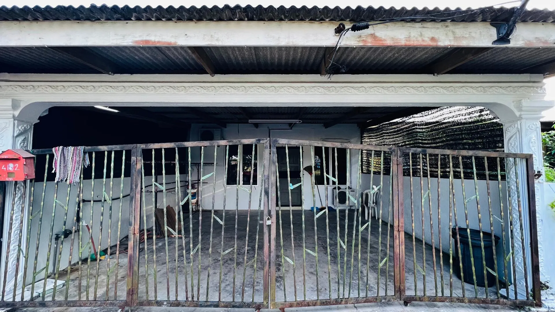 추카이 캄풍 부킷 쿠앙의 프라이빗 하우스 (90m², 침실 3개, 프라이빗 욕실 2개) 2성급 싱글룸 외관