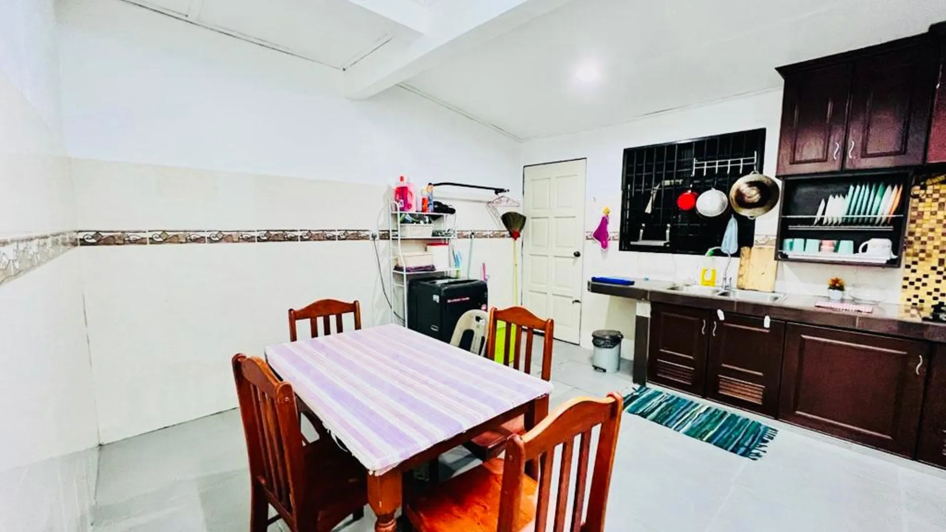 추카이 캄풍 부킷 쿠앙의 프라이빗 하우스 (90m², 침실 3개, 프라이빗 욕실 2개) 2성급 싱글룸 로비