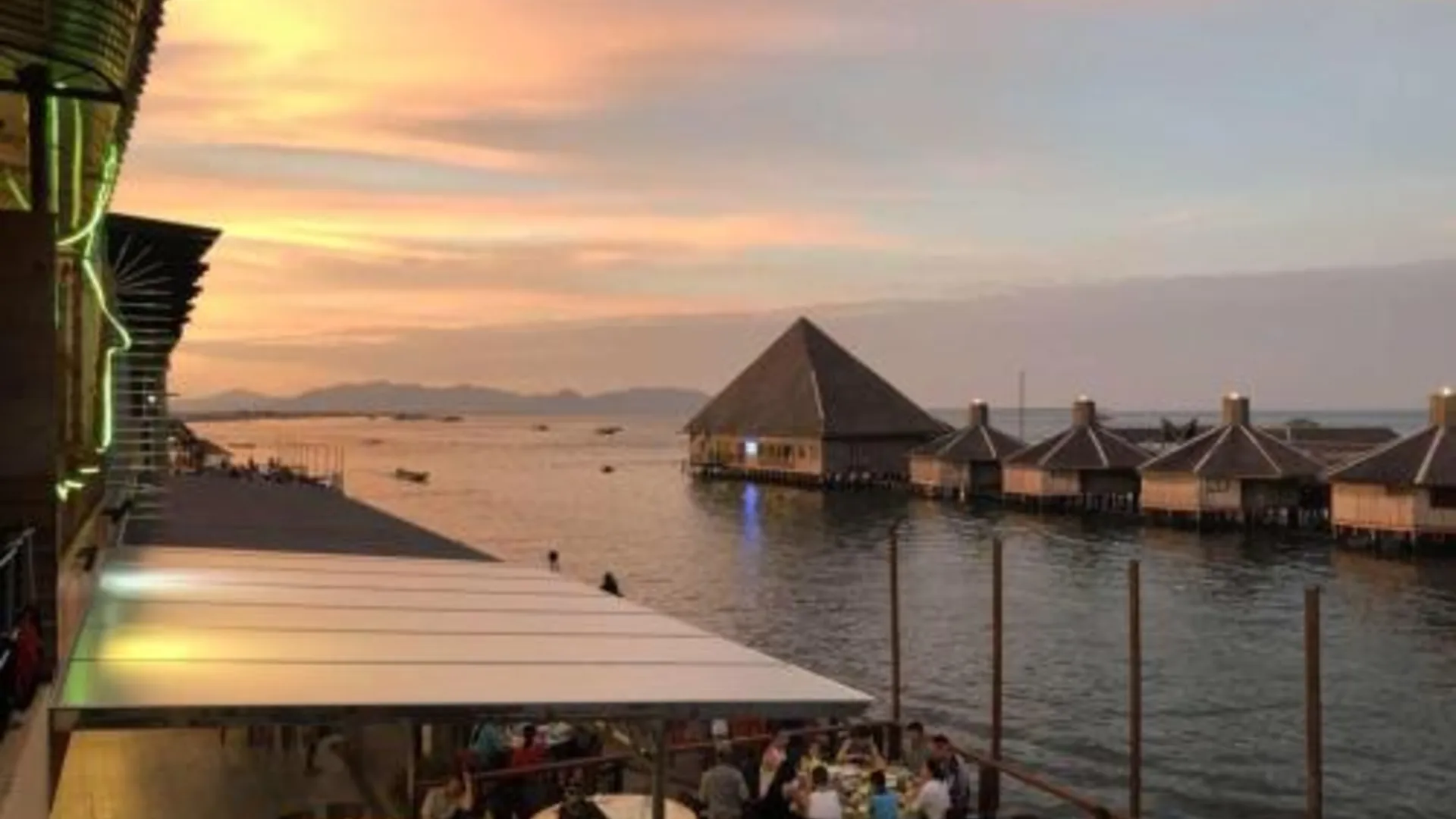 셈포르나 큐브 베드 스테이션 호스텔 호텔 레스토랑