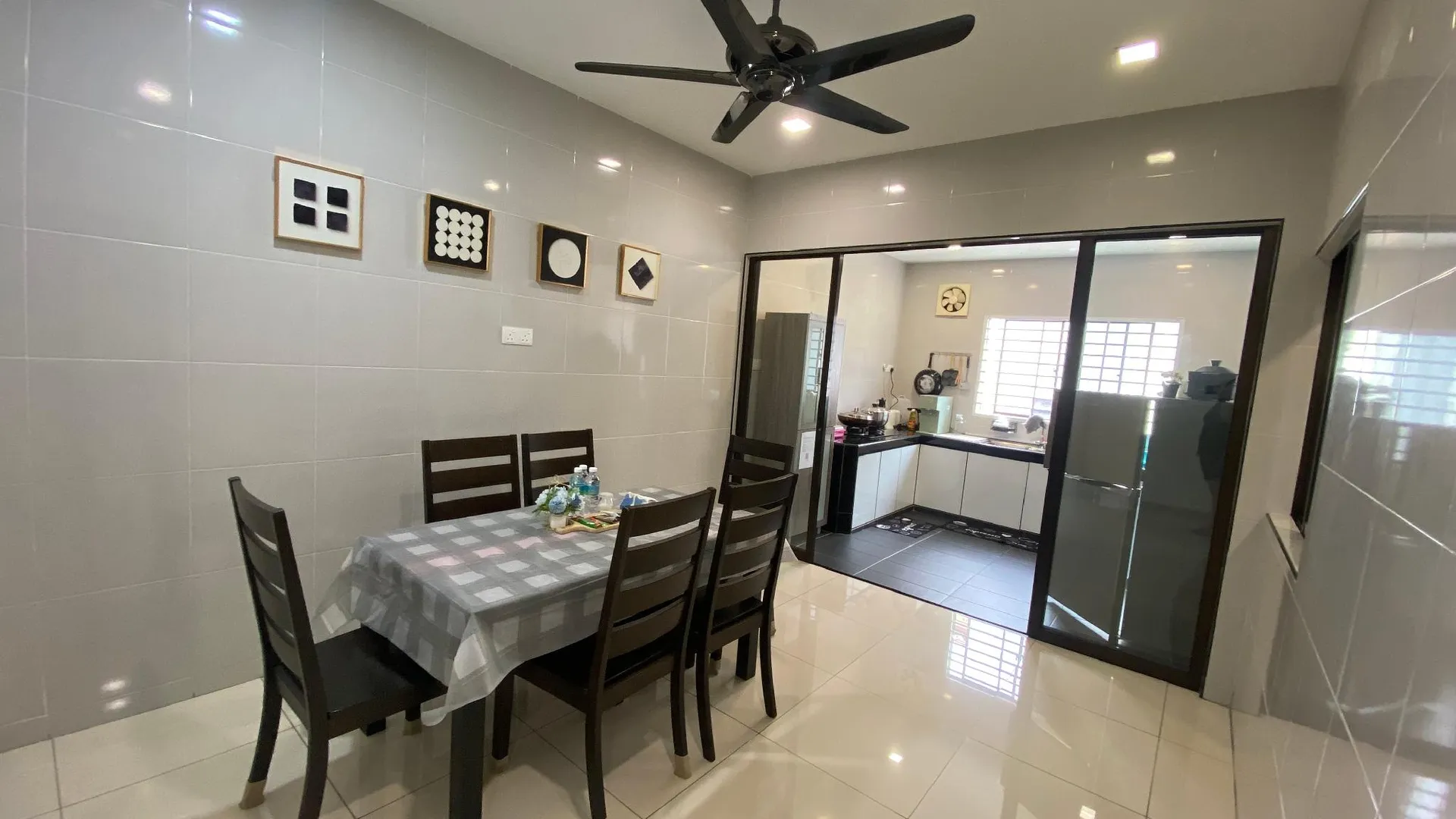 조호바루 / 조호르바루 조호바루의 프라이빗 하우스 (m², 침실 5개, 프라이빗 욕실 3개) 4성급 싱글룸 레스토랑