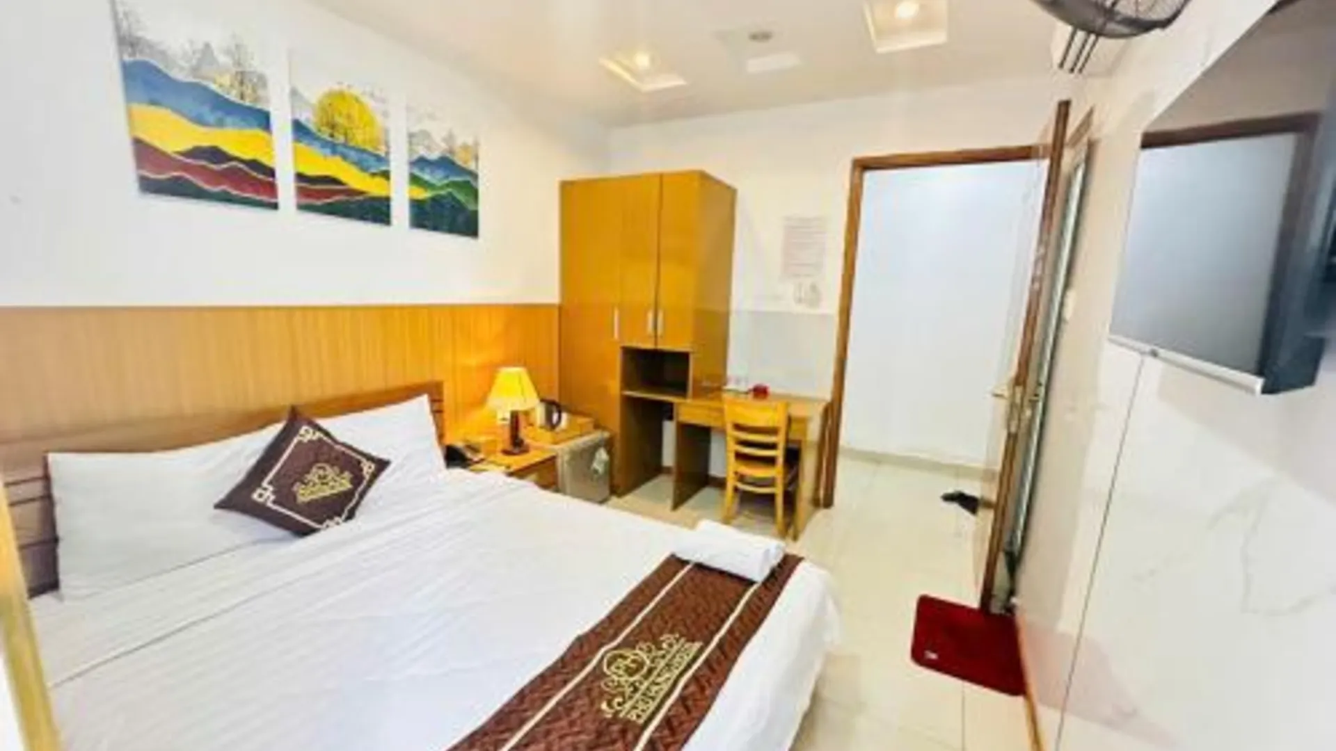 호치민 푸흥 호텔 2성급 호텔 외관