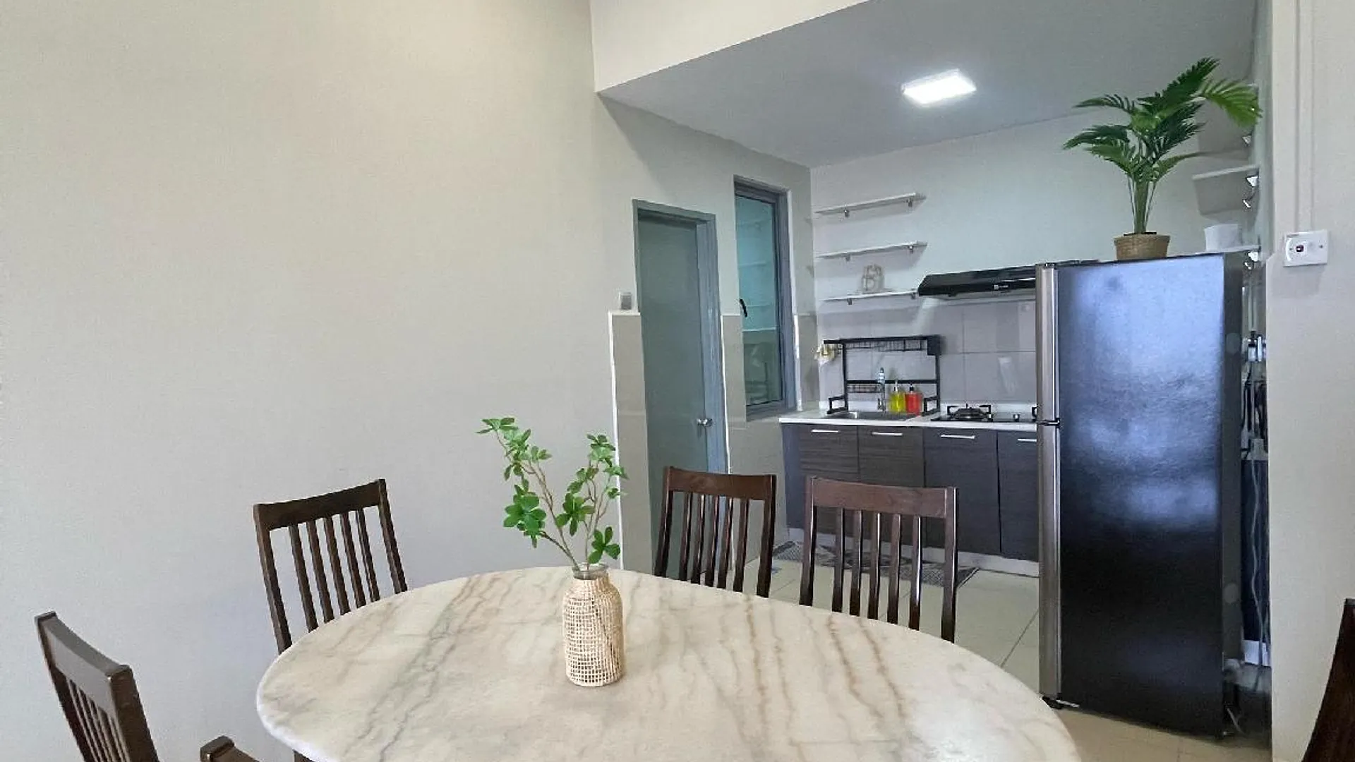 코타키나발루 시티 센터의 아파트먼트 (130m², 침실 3개, 프라이빗 욕실 2개) 4성급 싱글룸 레스토랑