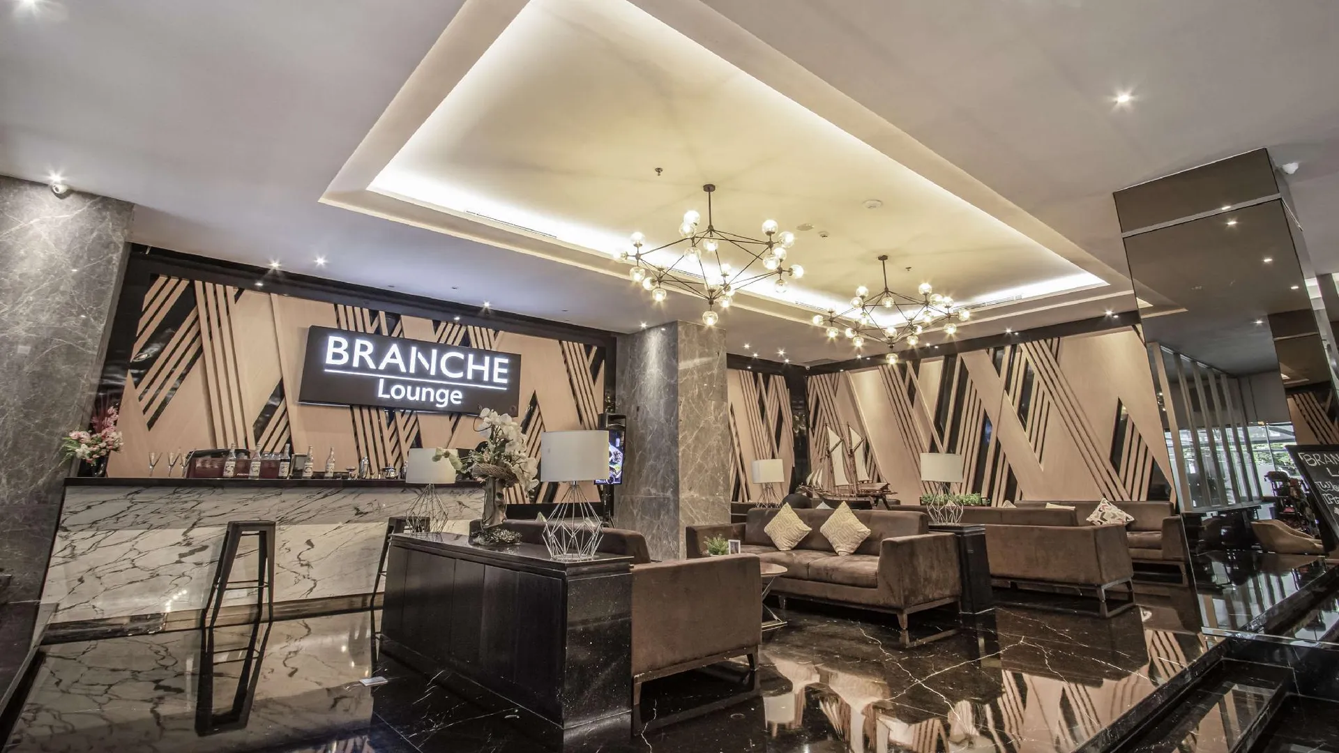 마카사르 골든 튤립 에센셜 마카사르 3성급 호텔 외관