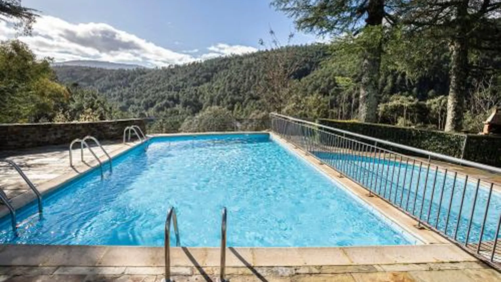 라드릴라 Hotel Hurdes Reales 4성급 호텔 외관