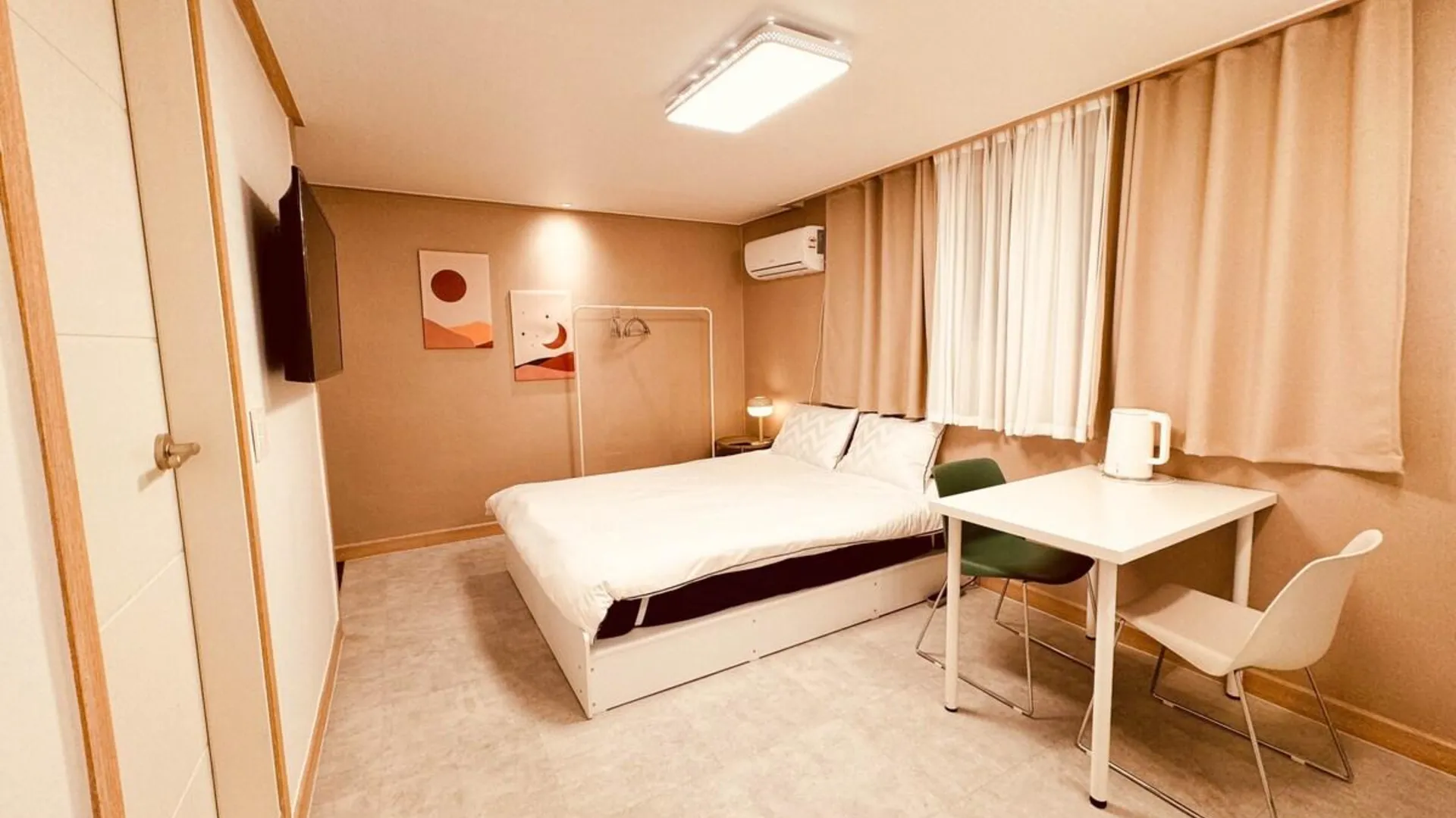 서울 J107 #신규 오픈 #홍대입구6번출구 도보 3분거리#감각적인 숙소 2성급 싱글룸 객실