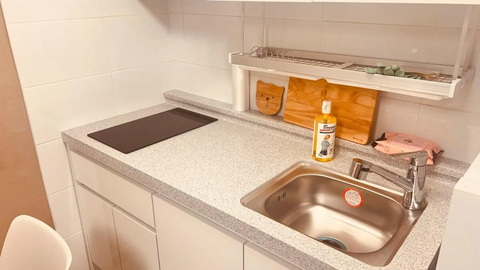 서울 J107 #신규 오픈 #홍대입구6번출구 도보 3분거리#감각적인 숙소 2성급 싱글룸 외관