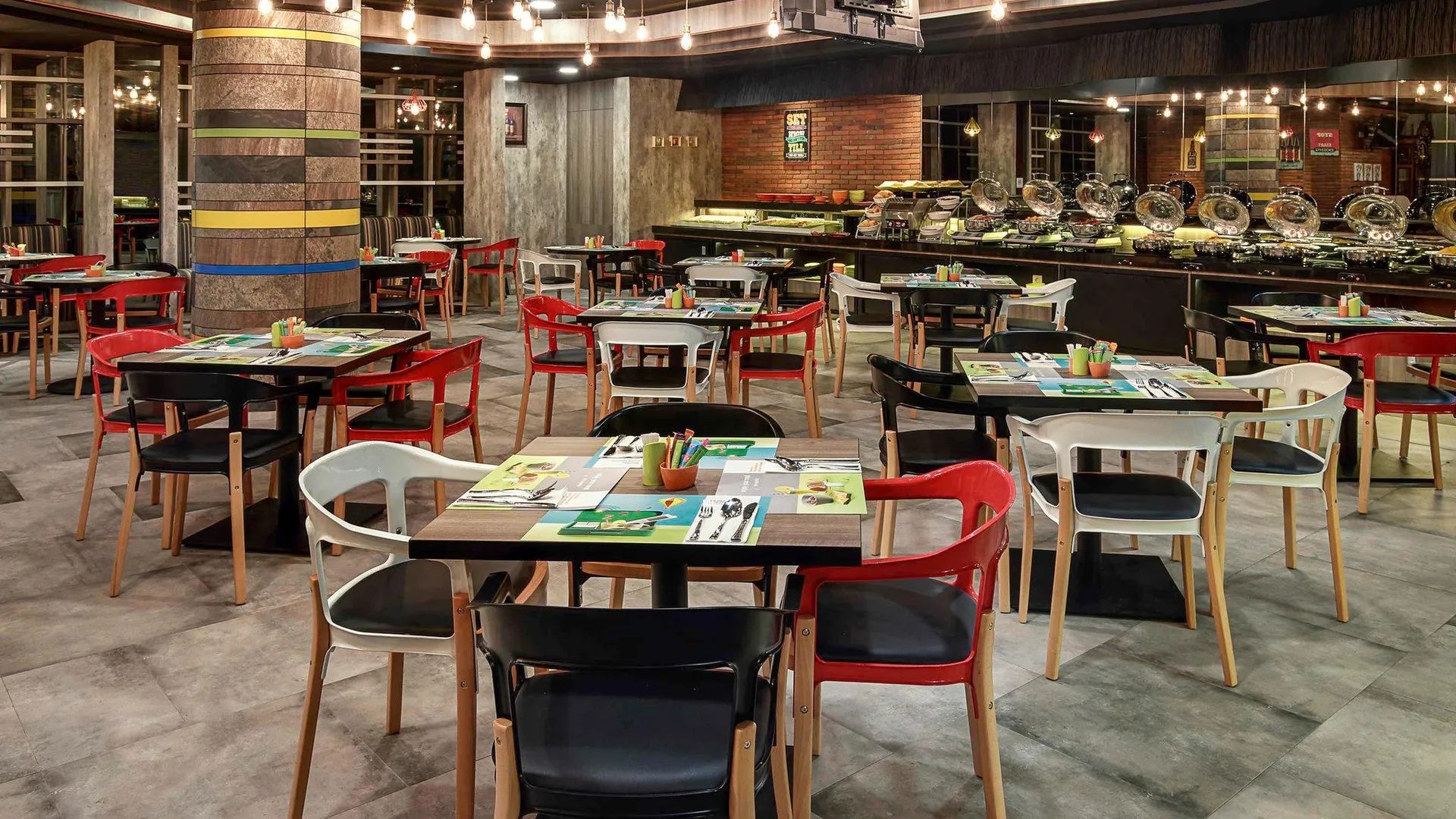 마카사르 이비스 스타일 마카사르 삼 라투랑이 3성급 호텔 수영장