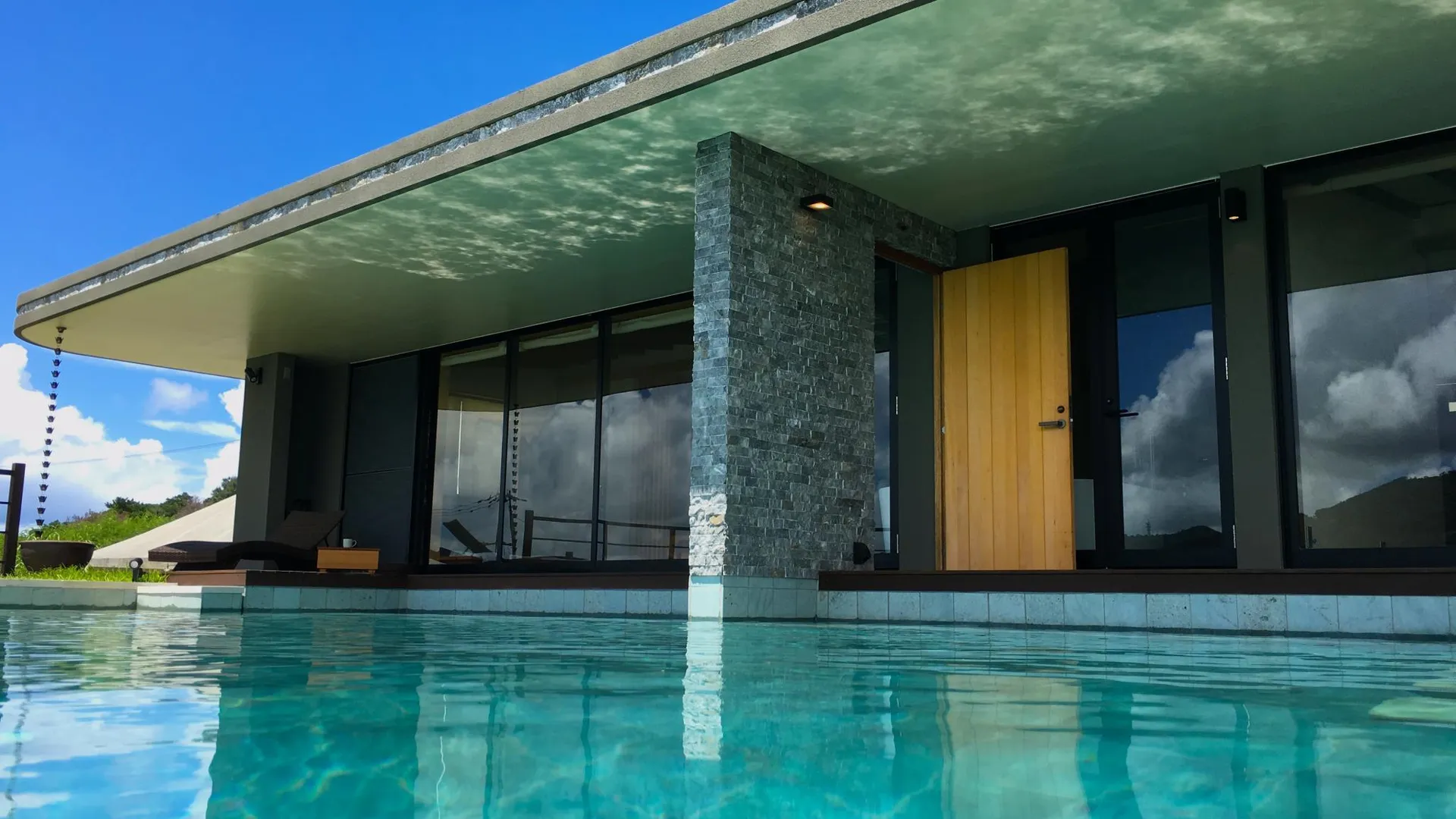 오키나와 본섬 세소코 산수이 5성급 게스트하우스 객실