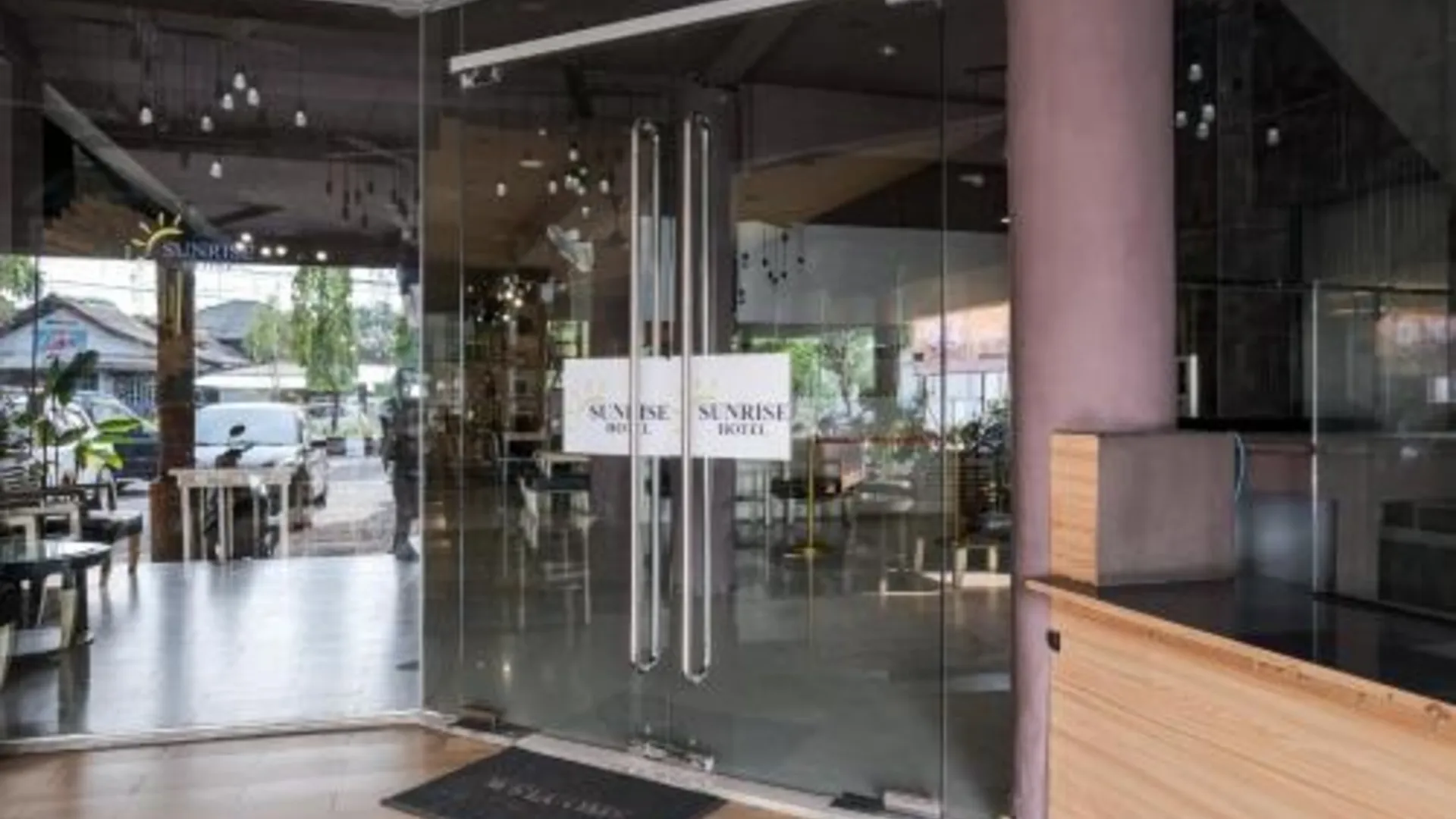 발리 레드도어즈 플러스 @ 선라이즈 호텔 사누르 3성급 호텔 외관