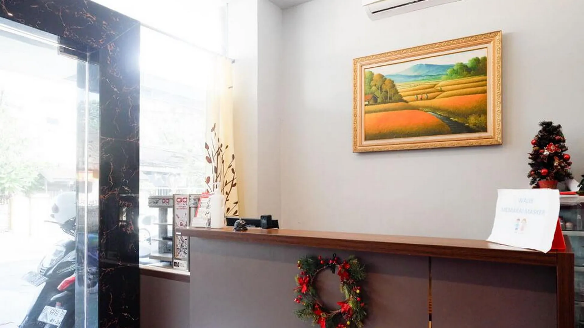 마카사르 RedDoorz Plus @Hawai Inn Near Mall of Panakukang 3성급 호텔 객실