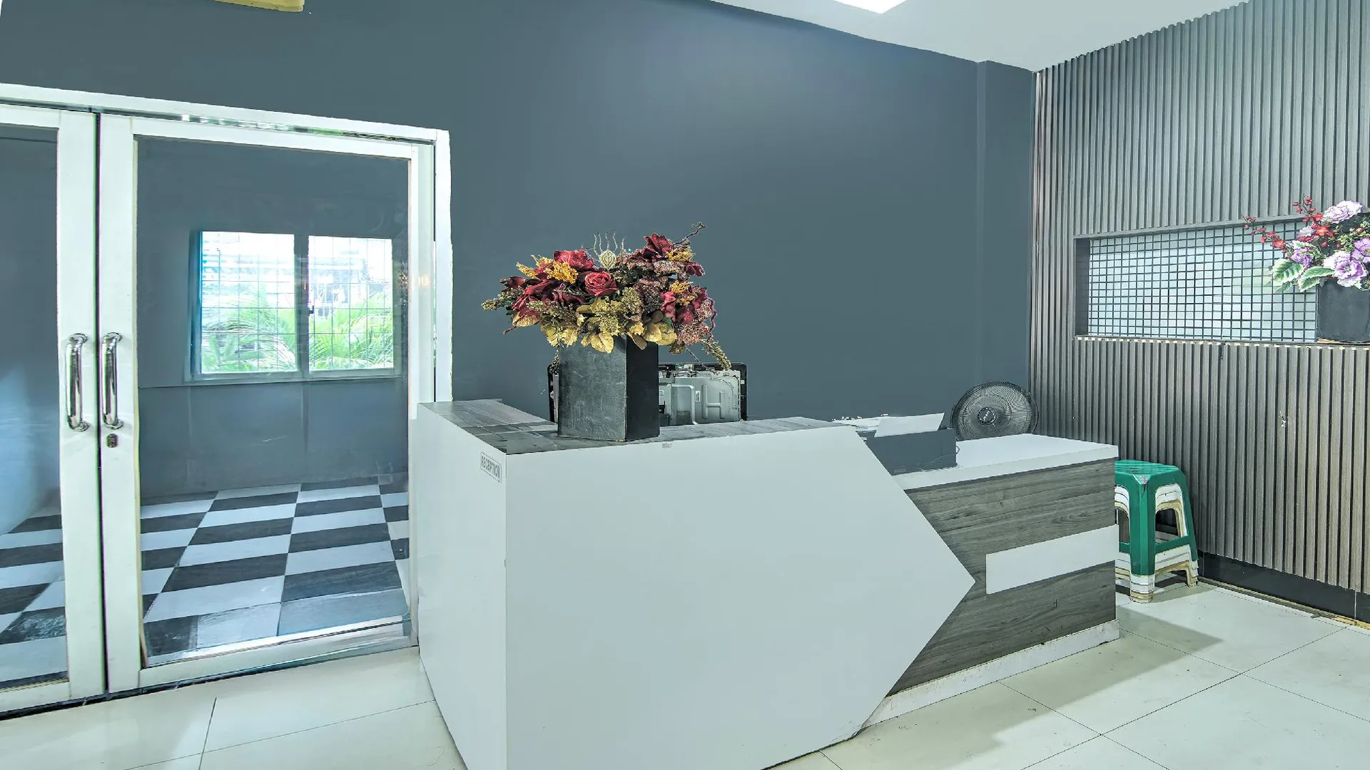 마카사르 OYO 94781 Hotel Lucky Inn Makassar 4성급 호텔 수영장