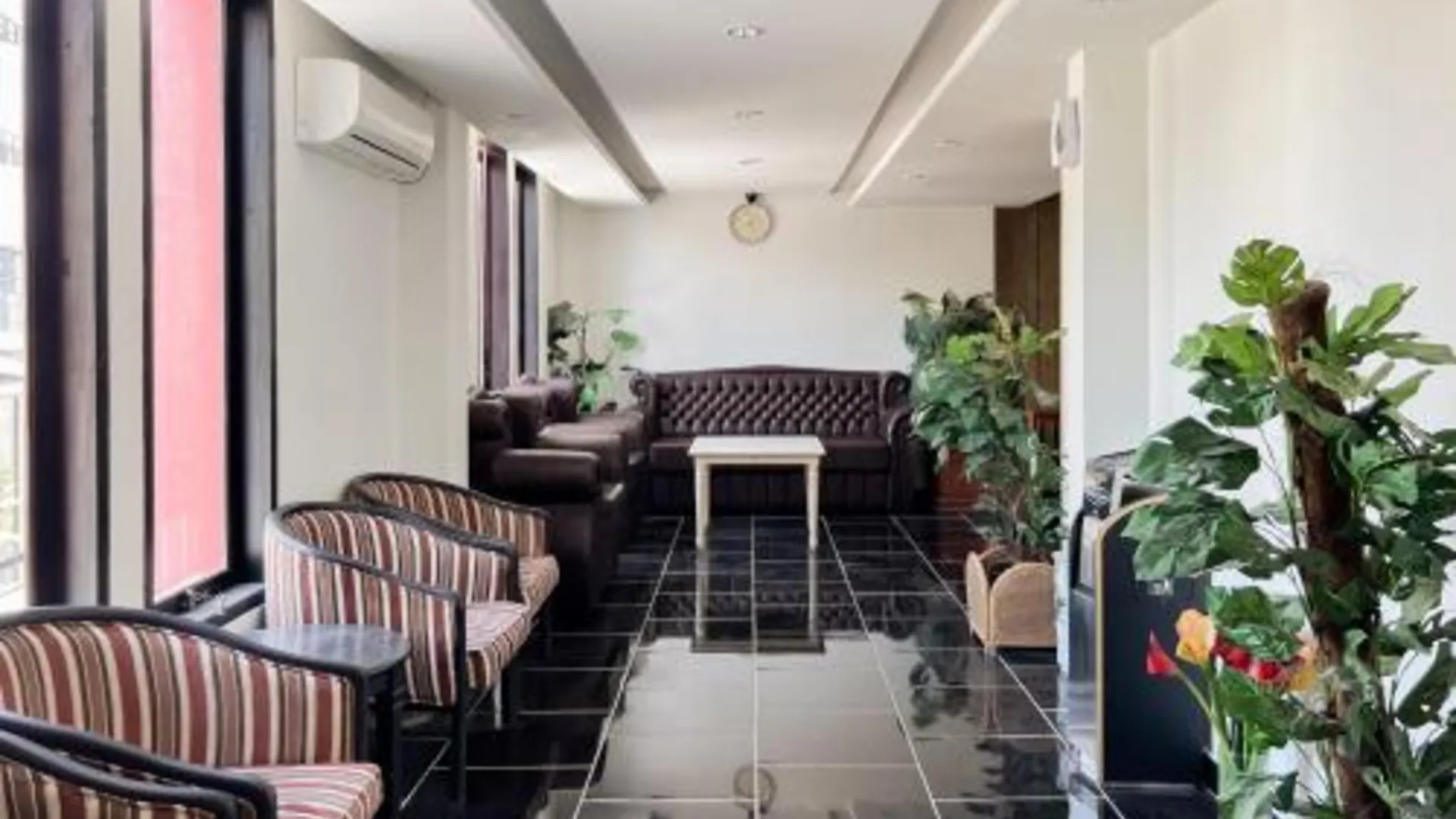 마카사르 Urbanview Hotel Yasmin Makassar by RedDoorz 2성급 호텔 로비