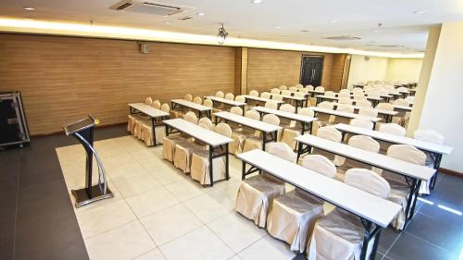 코타키나발루 푸타탄 플래티넘 호텔 3성급 호텔 스위트룸