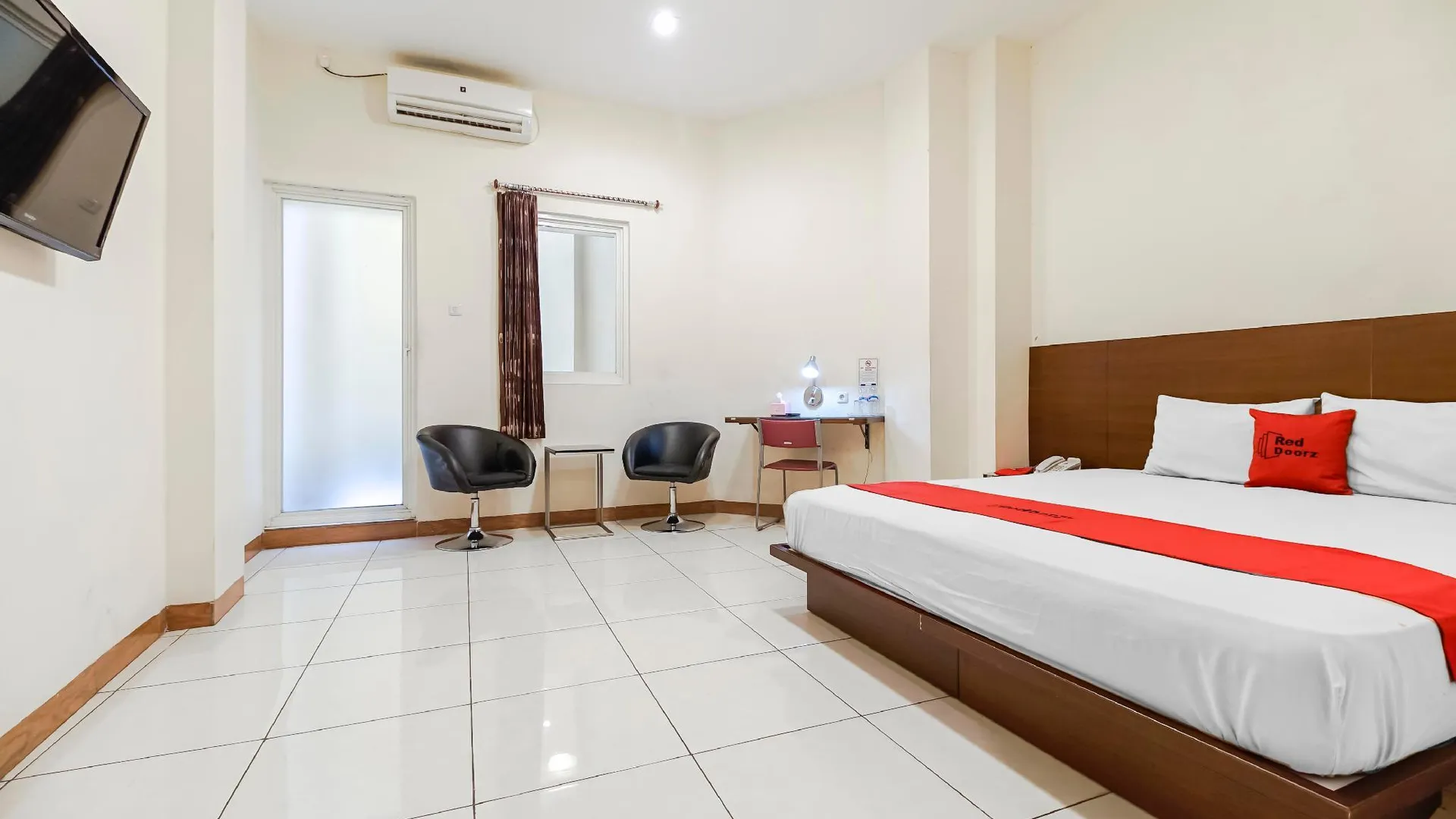 마카사르 RedDoorz Plus @ Karebosi Area 2 Makassar 3성급 호텔 스위트룸