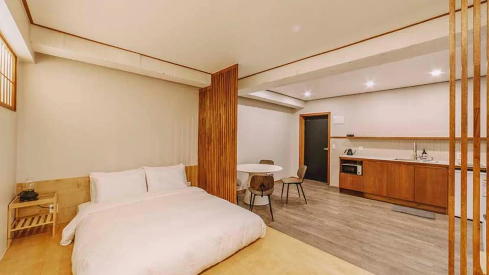 계룡시 대전 스테이인터뷰 장태산 2성급 게스트하우스 스위트룸