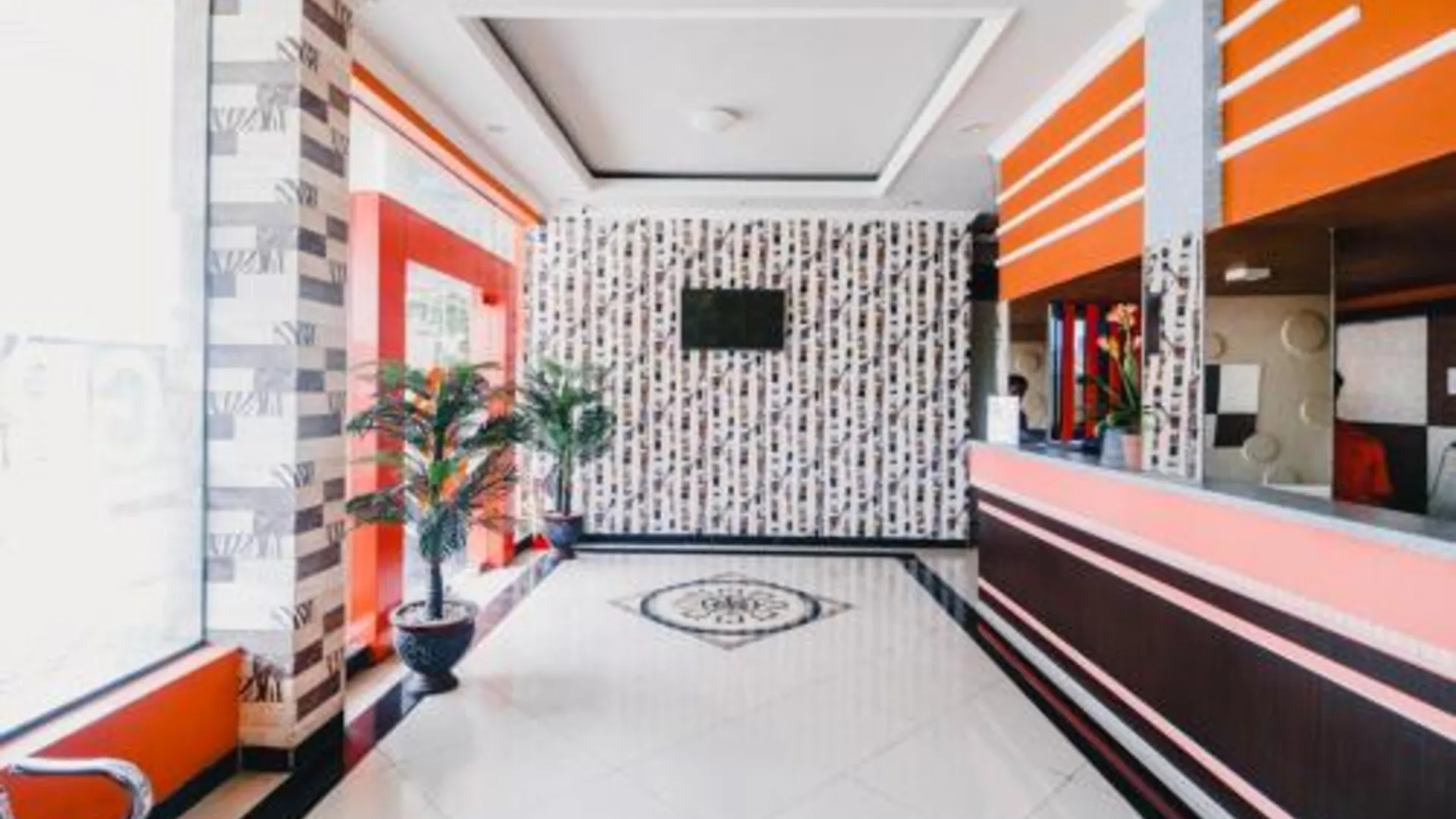 마카사르 RedDoorz Plus @ Grand City Inn Makassar 3성급 호텔 로비