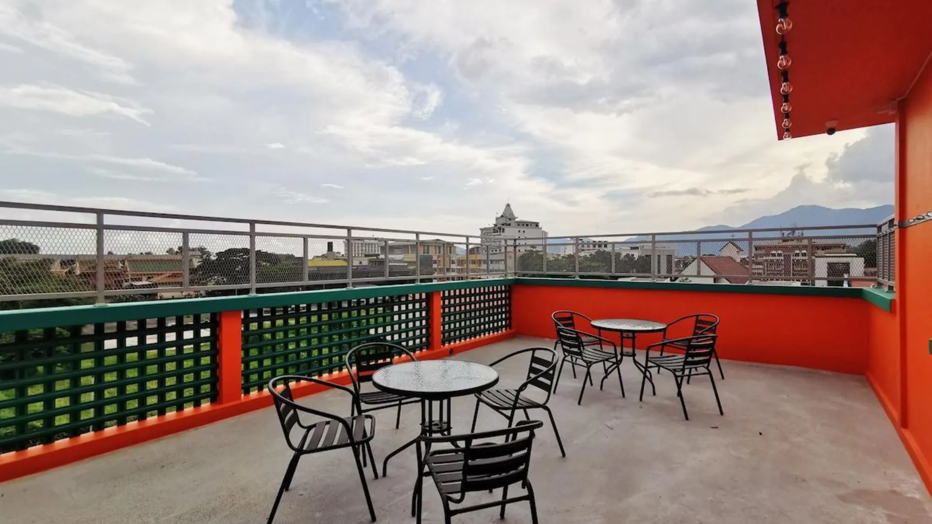 이포 캄풍 쿠차이의 프라이빗 하우스 (100m², 침실 1개, 프라이빗 욕실 2개) 3성급 싱글룸 레스토랑