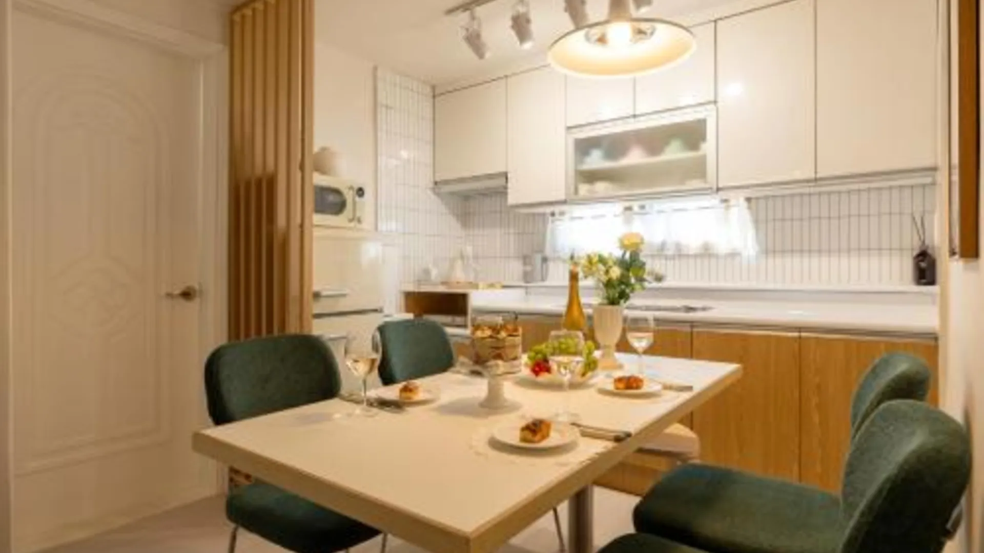 서울 조기예약할인,STAY Yeoyu , 공항버스3분 ,R3, bed4, 최대7인,홍제 폭포 4성급 싱글룸 로비