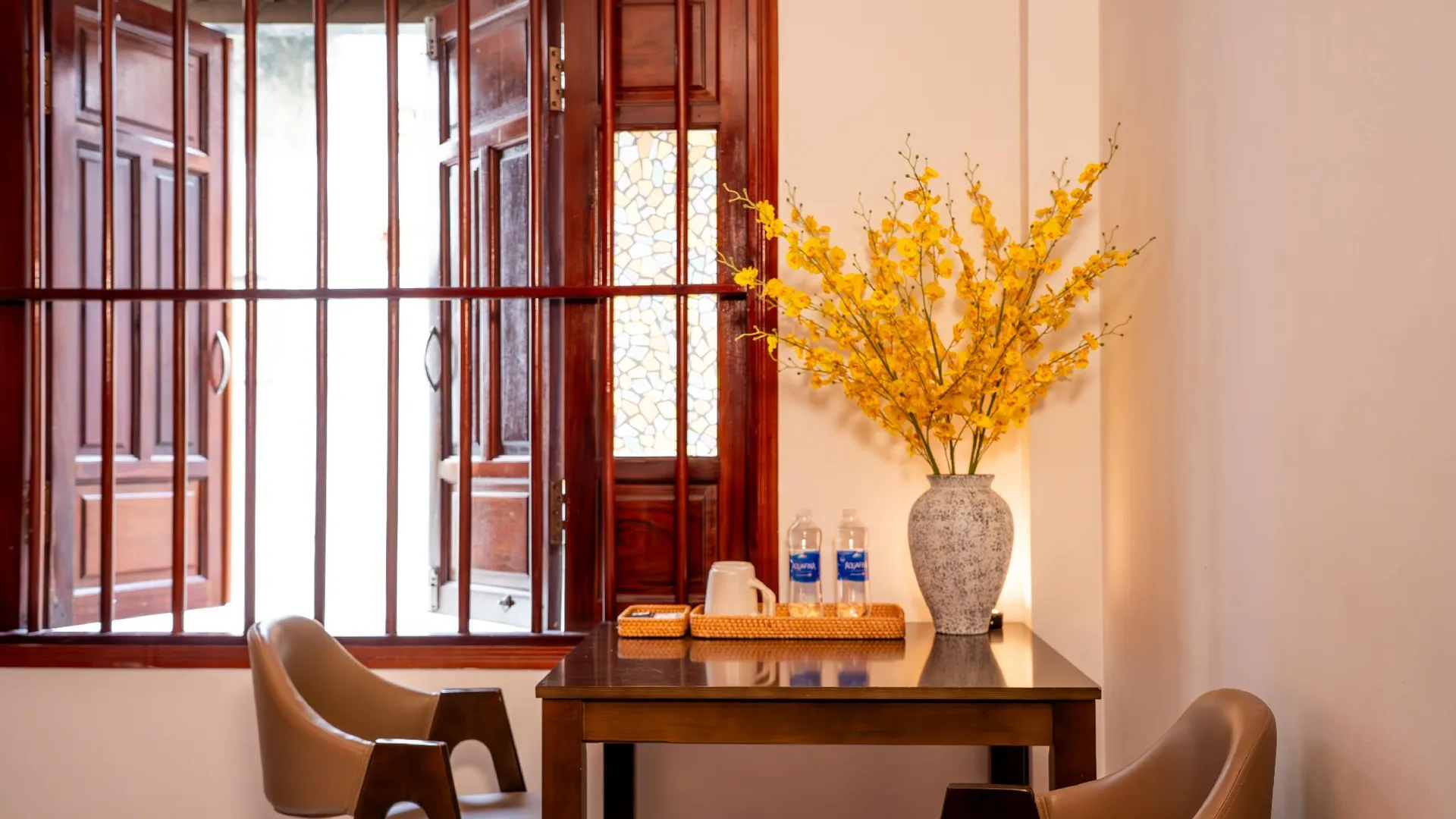 호치민 넷플릭스 스튜디오 니어 벤탄 마켓 4성급 호텔 수영장