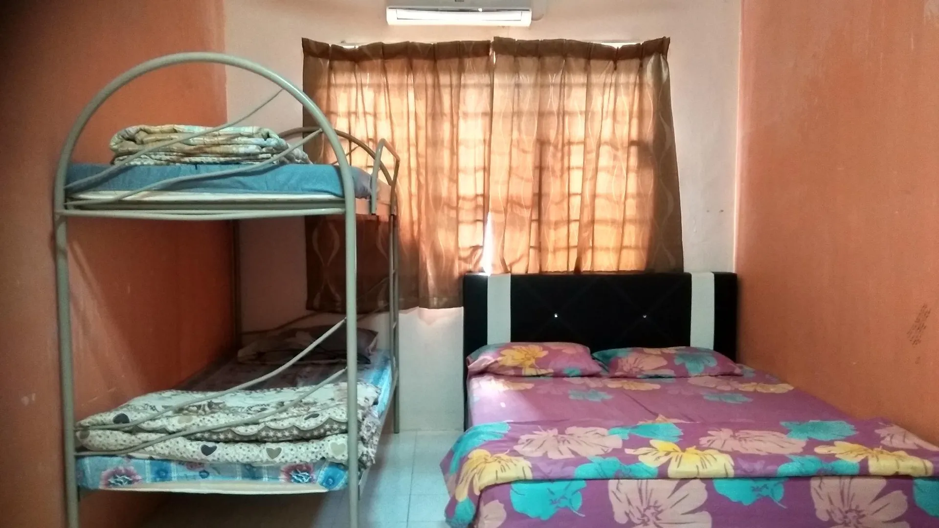 말라카 멜라카텡가의 프라이빗 하우스 (1400m², 침실 5개, 프라이빗 욕실 3개) 1성급 싱글룸 외관